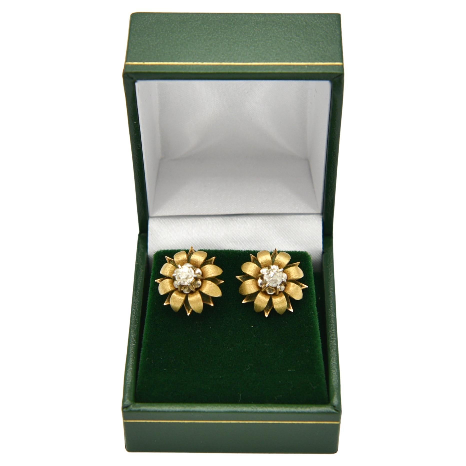 Gold earrings in the shape of flowers with centrally set diamonds of a total weight of about 0.60 ct (color H-I purity SI1-SI2)

Gold fineness: 0.750 (18K)

Origin : Spain around 1940.

Very good condition

item weight: 6.48g

a jewelery certificate