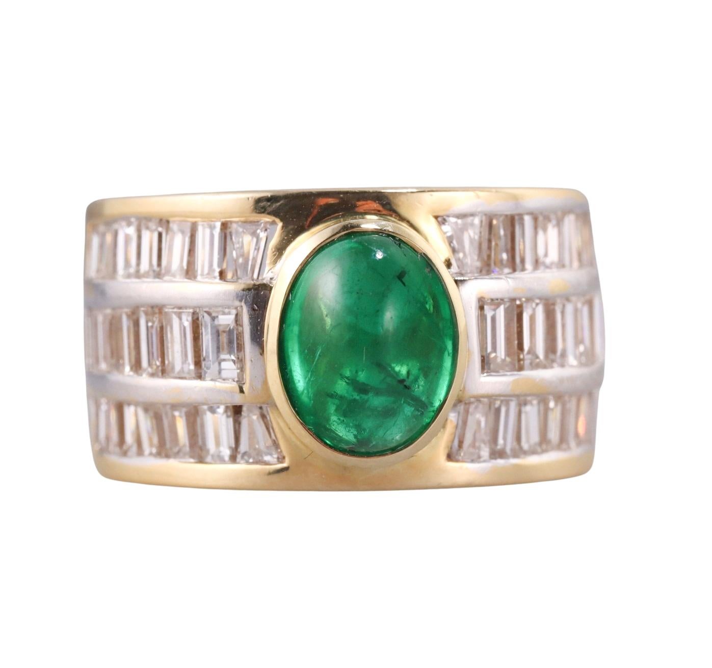 Ein 18k Goldring, mit Zentrum ca. 8,8 x 6,9mm Smaragd, umgeben mit ca. 1,80ctw VS1-SI1/H Diamanten. Der Ring hat die Größe 6, die Spitze ist 15 mm breit. Getestet 18k, nicht markiert. Gewicht - 14,5 Gramm. 
