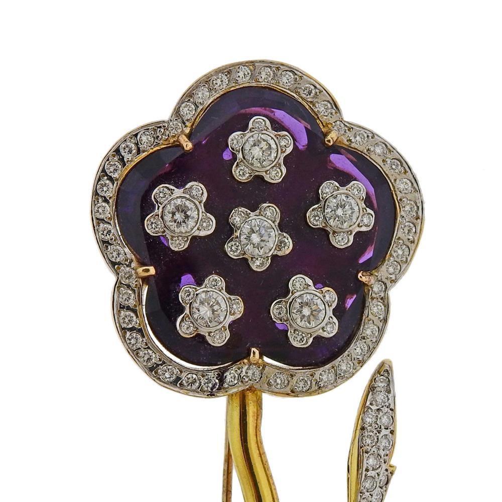 Large 18k yellow gold flower brooch, measuring 3.5