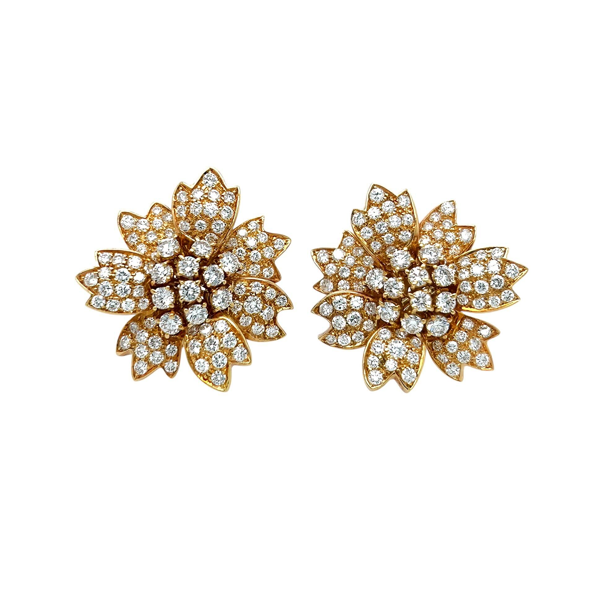 Pendientes de Oro Flor de Diamantes con Perla en Bueno estado para la venta en New York, NY
