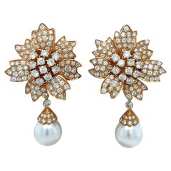 Boucles d'oreilles pendantes en or avec fleurs en diamant et perles