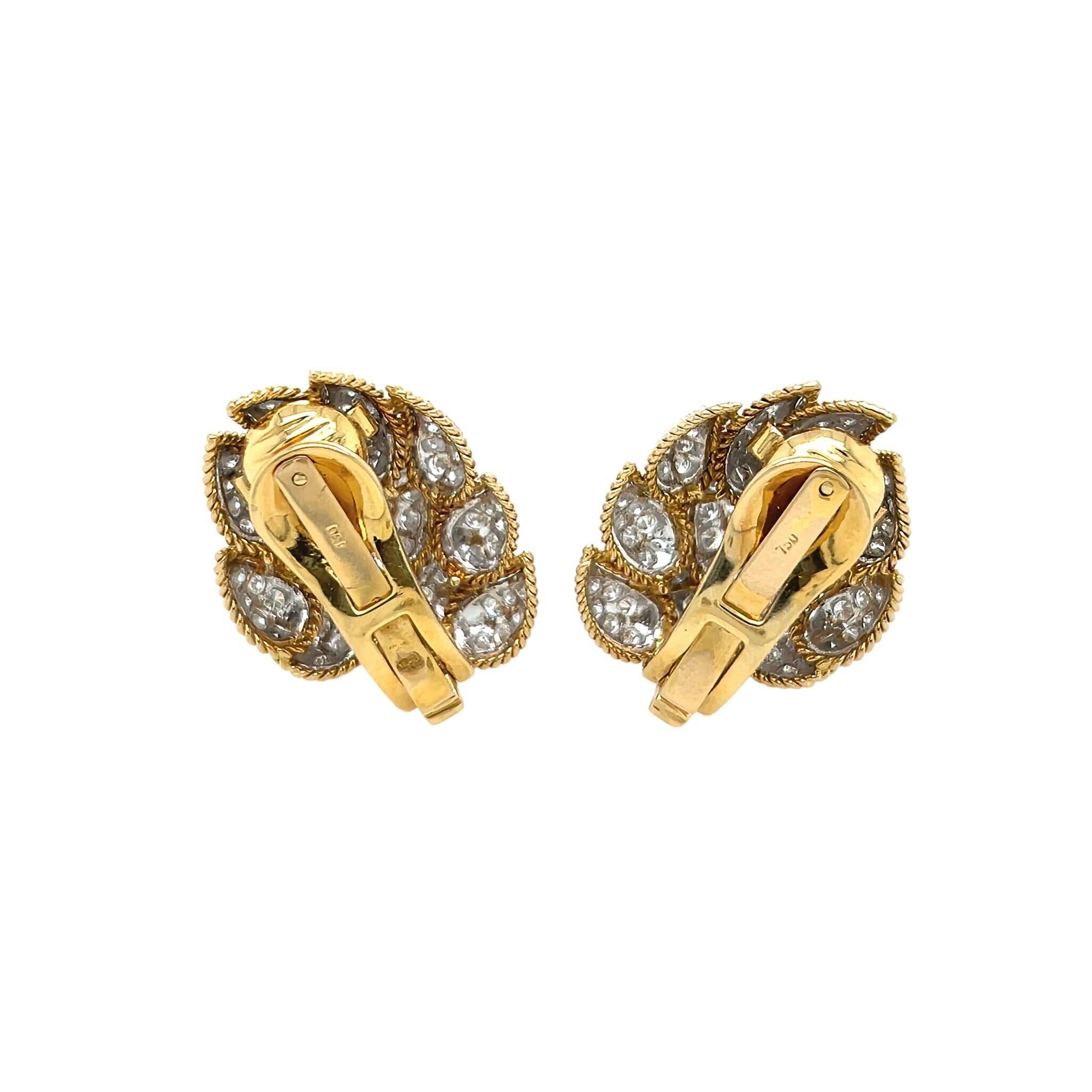 Gold Diamond Leaf Cluster Earrings In condizioni buone in vendita a New York, NY