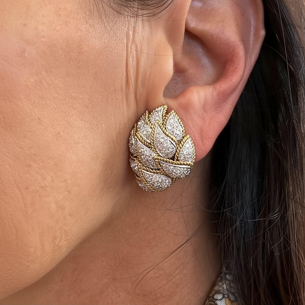 Donna Gold Diamond Leaf Cluster Earrings in vendita