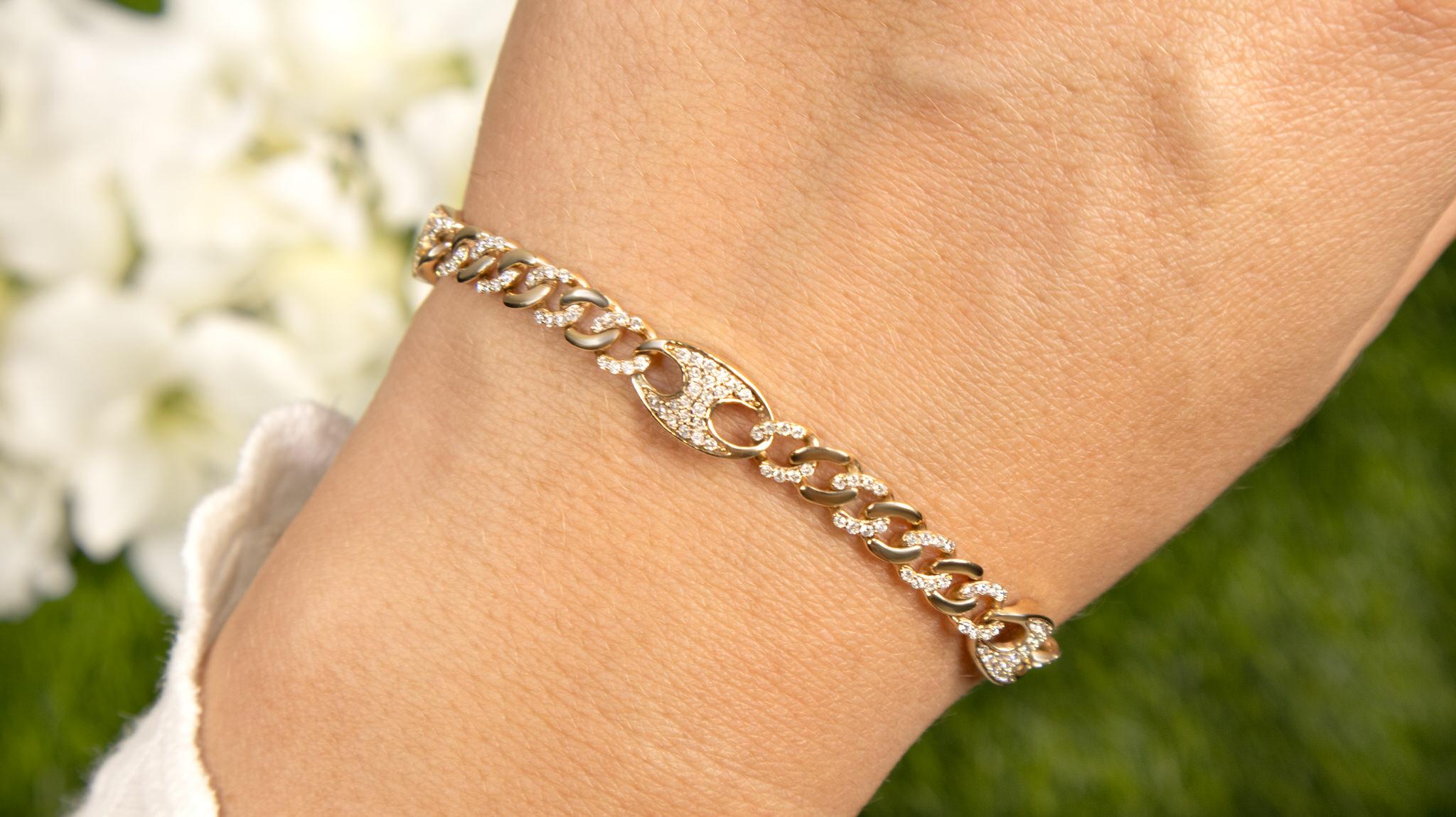 Il est accompagné d'une évaluation gemmologique par la GIA (GG/AJP).
Toutes les pierres précieuses sont naturelles
Diamants ronds = 1 carat
Métal : Or jaune 14K
Longueur : 7,5 pouces
