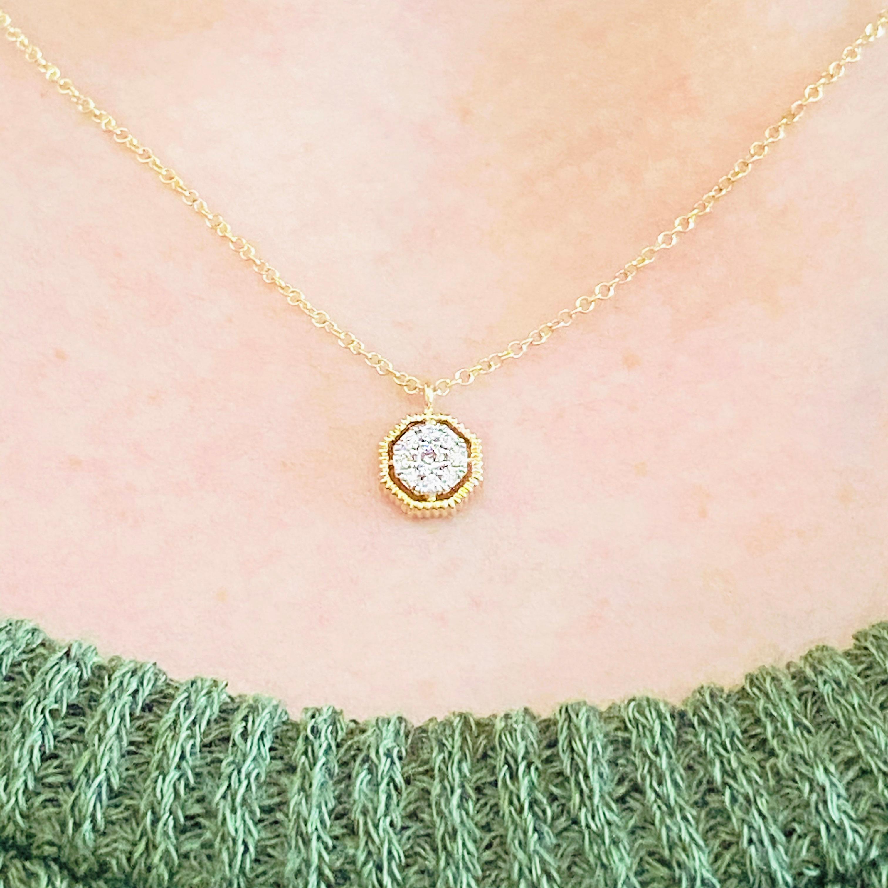 Questa splendida collana originale Gabriel & Co. in oro giallo 14k con pendente ottagonale e pavé di diamanti è il mix perfetto tra classico e trendy! Questa collana è molto alla moda e può aggiungere un tocco di stile a qualsiasi outfit, ma è anche