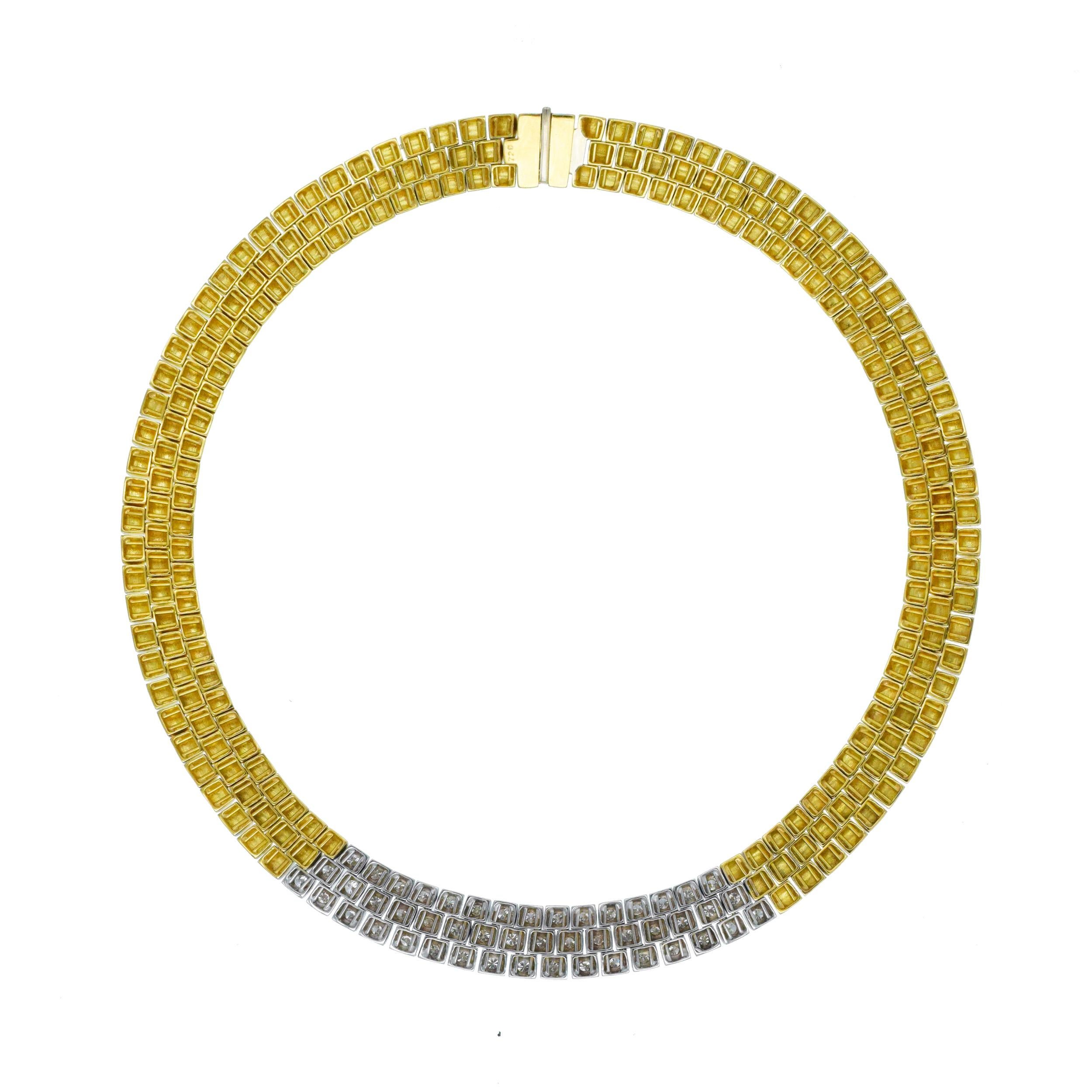 3 Zeile Diamant-Halskette in 18k zwei Tone Gold. Diese
Die flexible Halskette besteht aus 3 Reihen von kleinen, halbröhrenförmigen Gliedern, die miteinander verbunden sind. Vordere Glieder aus 18 Karat Weißgold, jedes mit einem Diamanten besetzt,