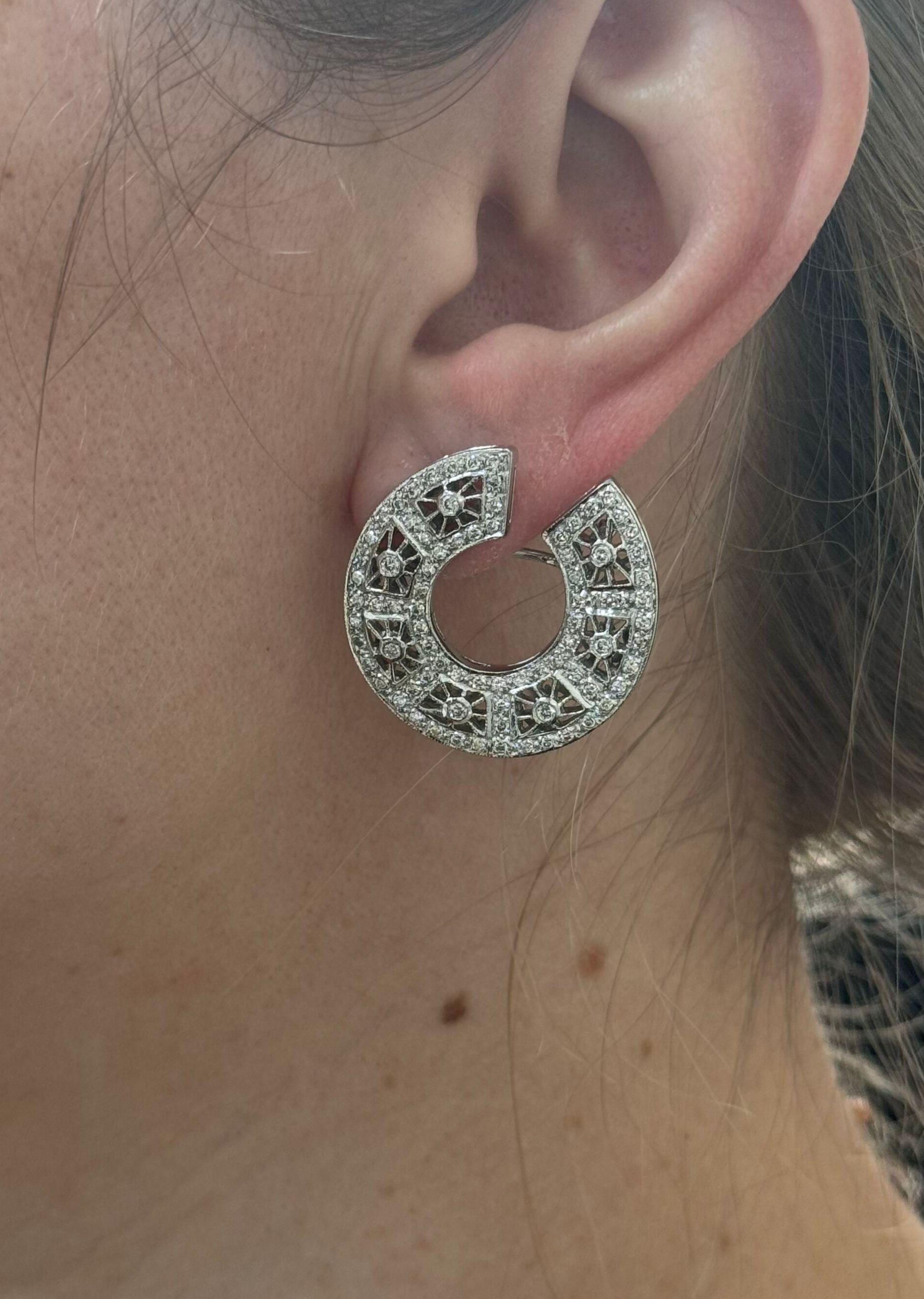 Par de pendientes de oro de 18 quilates, con aproximadamente 1,20 quilates de diamantes Si/H. Los pendientes miden 30 mm de diámetro. Marcado 750. Peso - 20,2 gramos. 