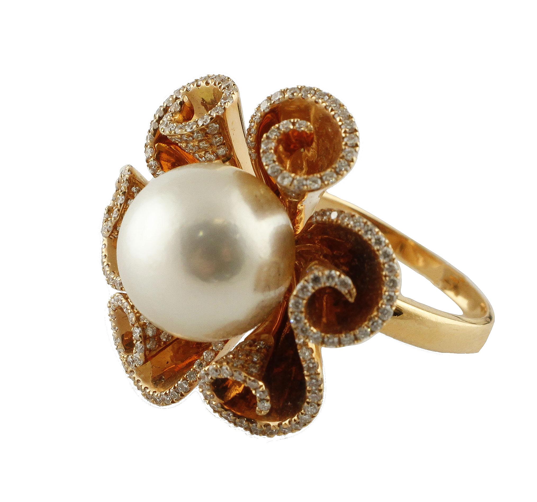 Stylized flower shaped ring in 18kt yellow gold composed of a central pearl surrounded by petals covered in diamonds.

diamonds 0.88kt
pearl 12mm/0,47inch
tot weight 13.3gr
r.f.  hgfi

We hereby inform our customers that in the case of return they