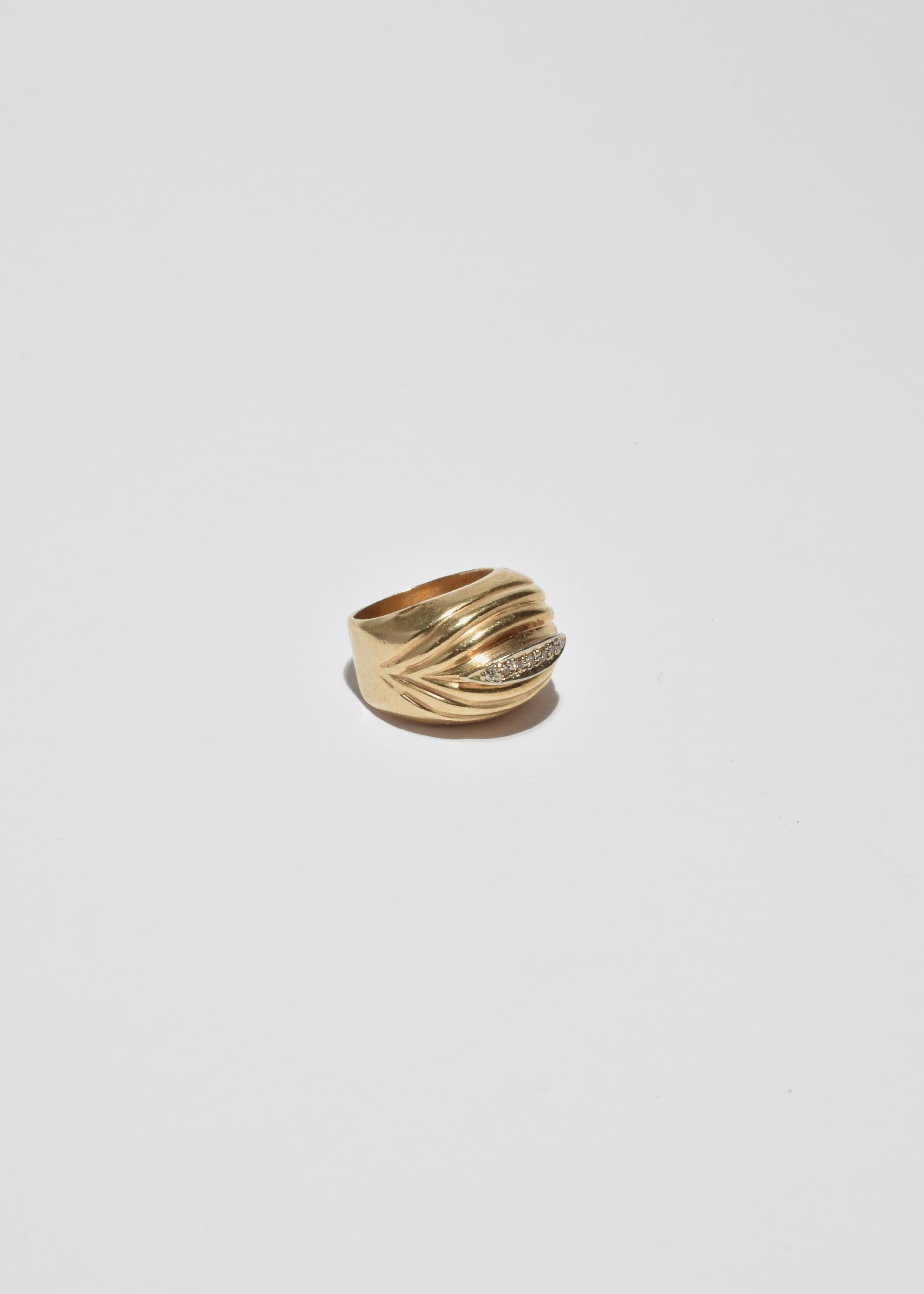 Stunning vintage statement pinky ring with ribbed detail and a row of faceted diamonds.

Material: 14k gold, diamond.