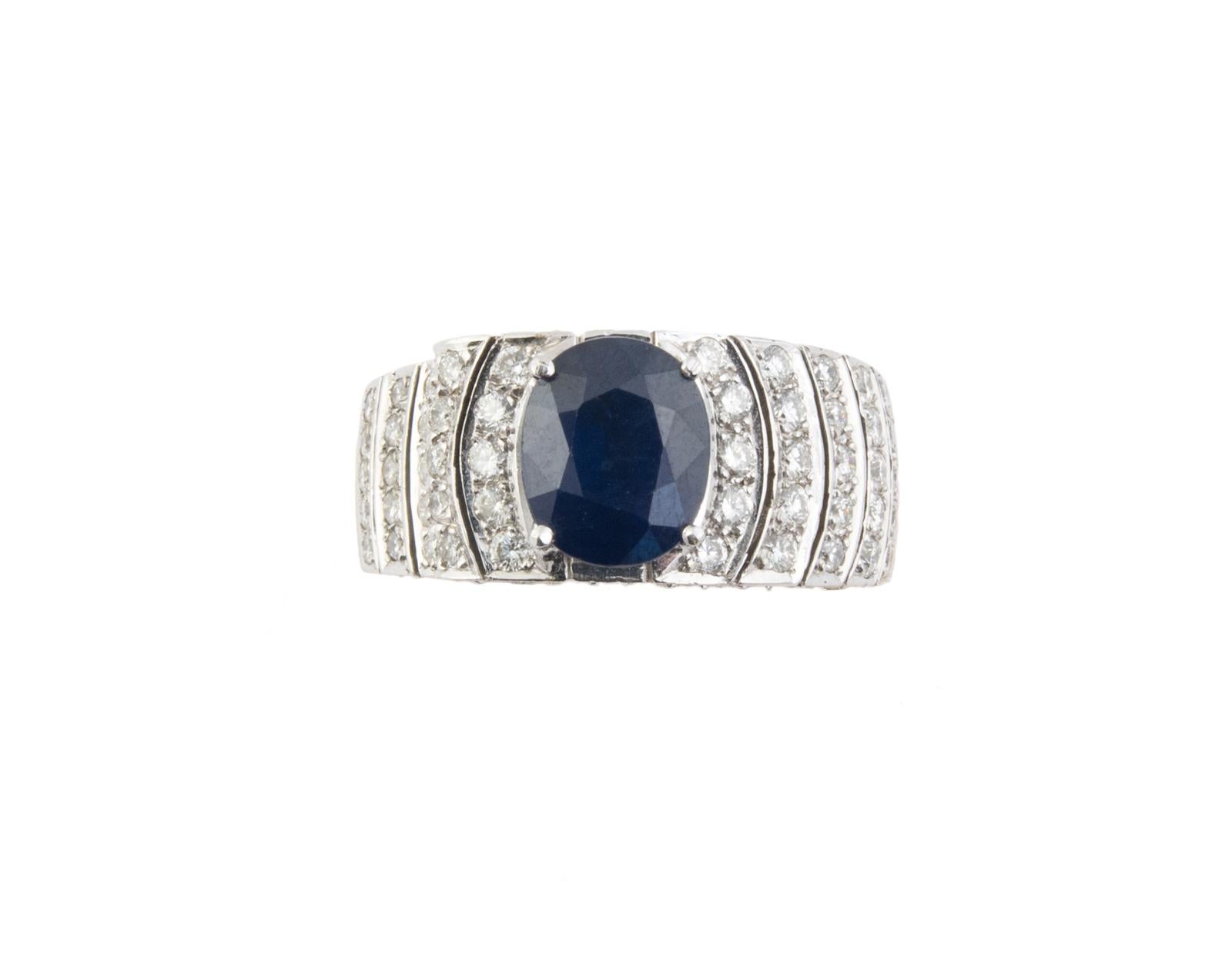 18kt Gold Diamond Ring features a oval  4,20-carat  Blue Sapphire as a center stone and showcases 4,00 carats round diamonds colour G -Vs1.
