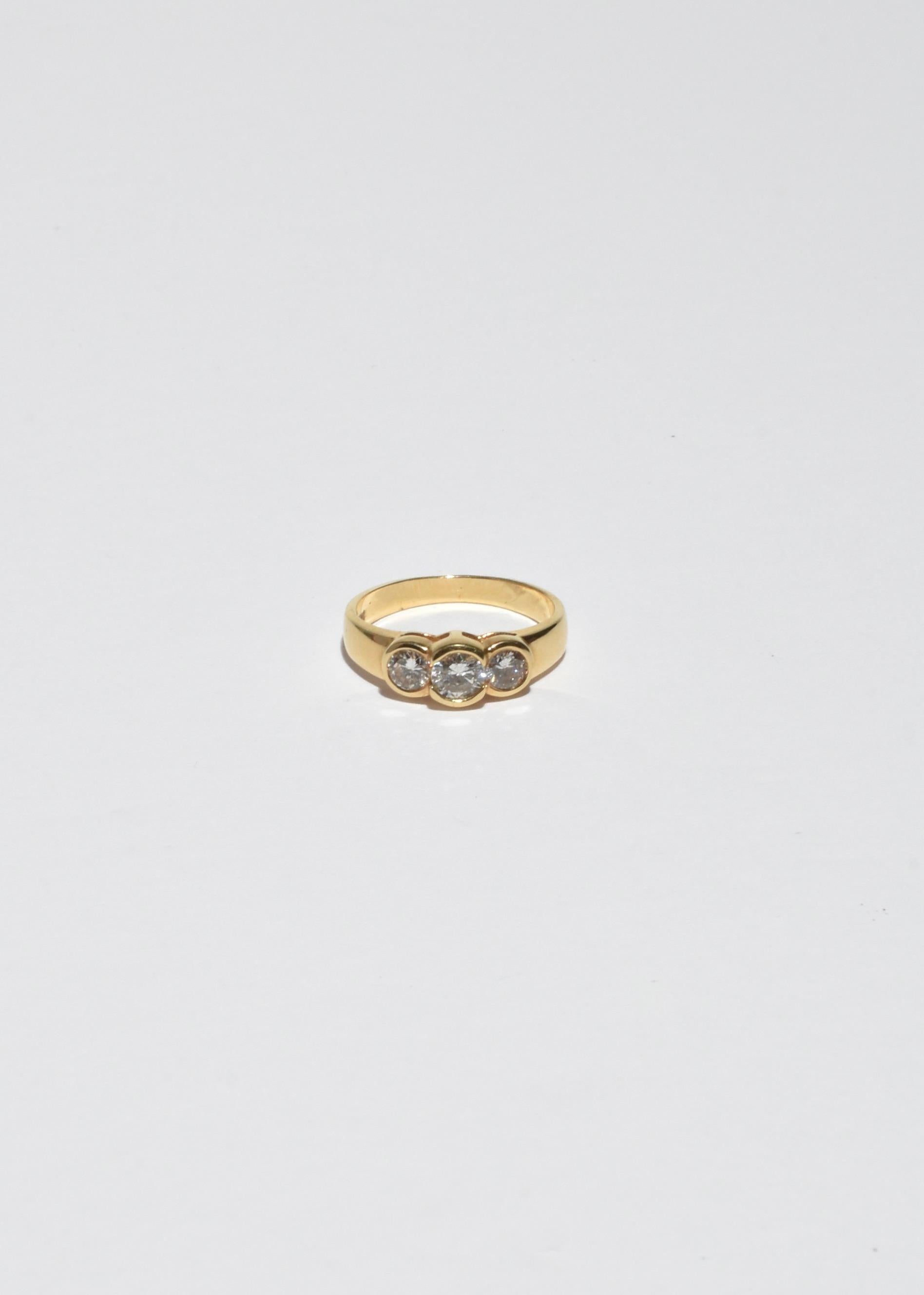 Stunning vintage gold ring with three faceted diamonds. Stamped BH 14k.

Material: 14k gold, diamond.