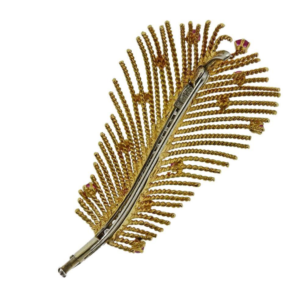 Alfiler broche pluma oro diamante rubí en Excelente estado para la venta en New York, NY