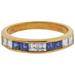 Anello a mezza fascia in oro con diamante e zaffiro