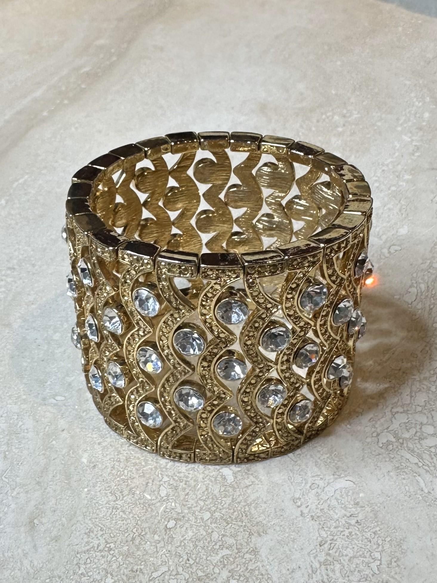 Die Stretch-Manschette mit Gold- und Diamantbesatz ist ein exquisites Schmuckstück, das die Eleganz von Gold mit dem Glanz von Diamanten in einer bequemen Stretch-Manschette vereint. Mit ihrem raffinierten, aussagekräftigen Stil ist sie sowohl für