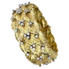 Gold Diamond Textured Leaves Bracelet