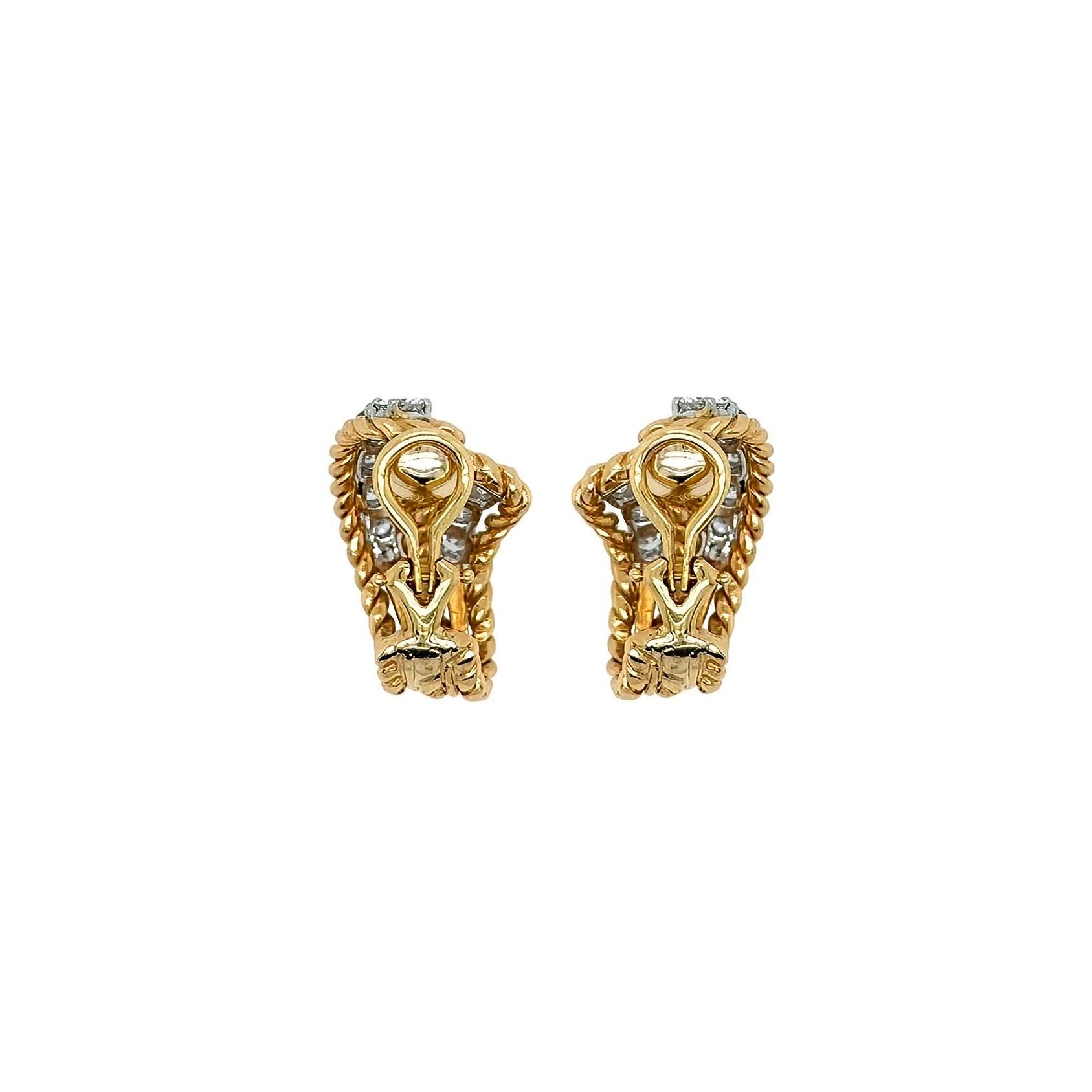 Un par de pendientes de oro amarillo y blanco de 18 quilates y diamantes.  Cada earclip de oro amarillo está diseñado como dos arcos concéntricos que muestran seis y tres diamantes redondos de talla brillante engastados en oro blanco