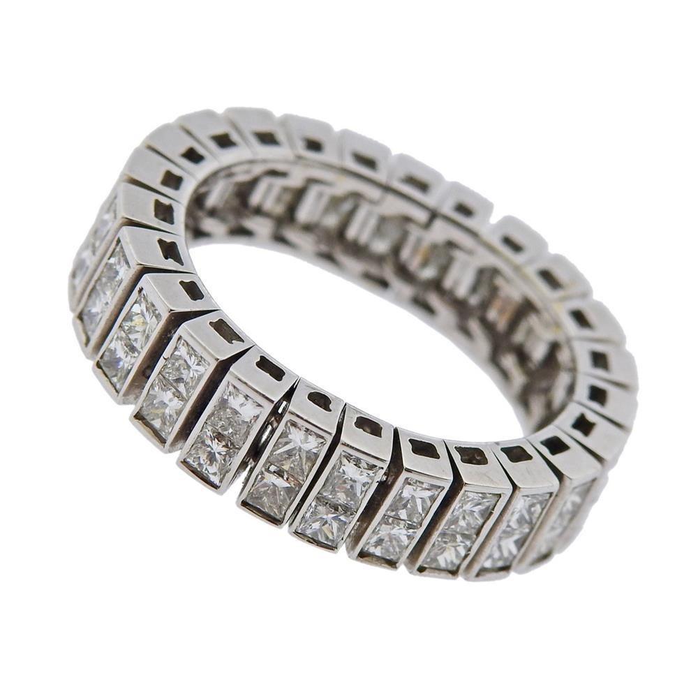 Anneau d'éternité flexible en or blanc 18k - taille 7.25, l'anneau mesure 5.5mm de large. Serti d'environ 2.50ctw de diamants. Marqué 750 et avec un cachet italien.  Poids 7,6 grammes.
