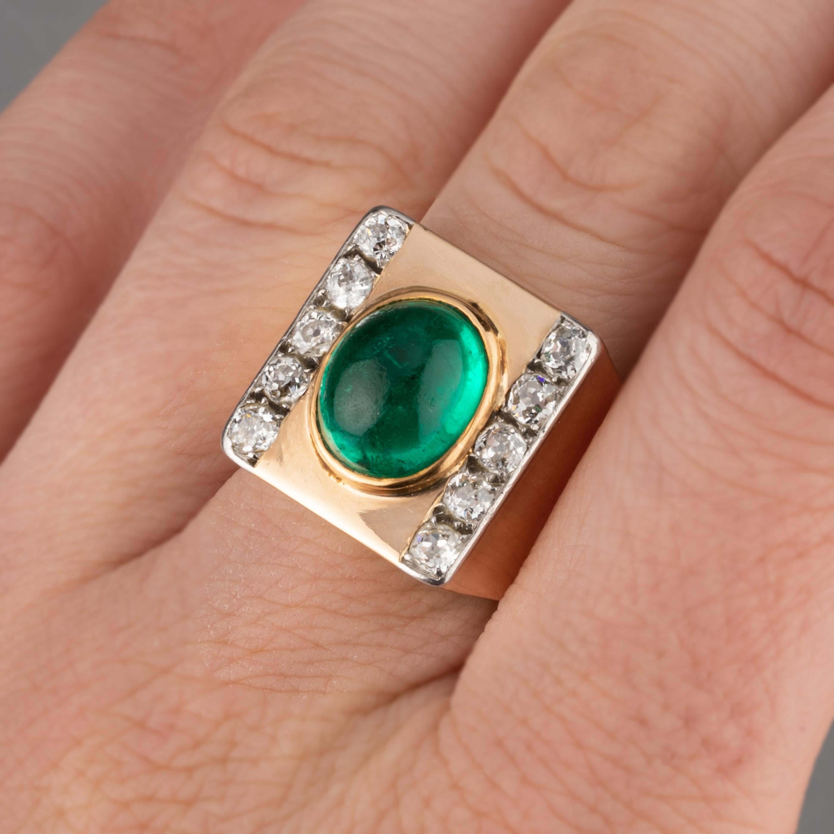 Very beautiful vintage ring, made in France circa 1940.

The ring has presence, elegant and fashion. 
The central emerald weights 4 carats estimate. The color is intense and the stone is very clear. Probably from Colombia.
Surround by 10 diamonds