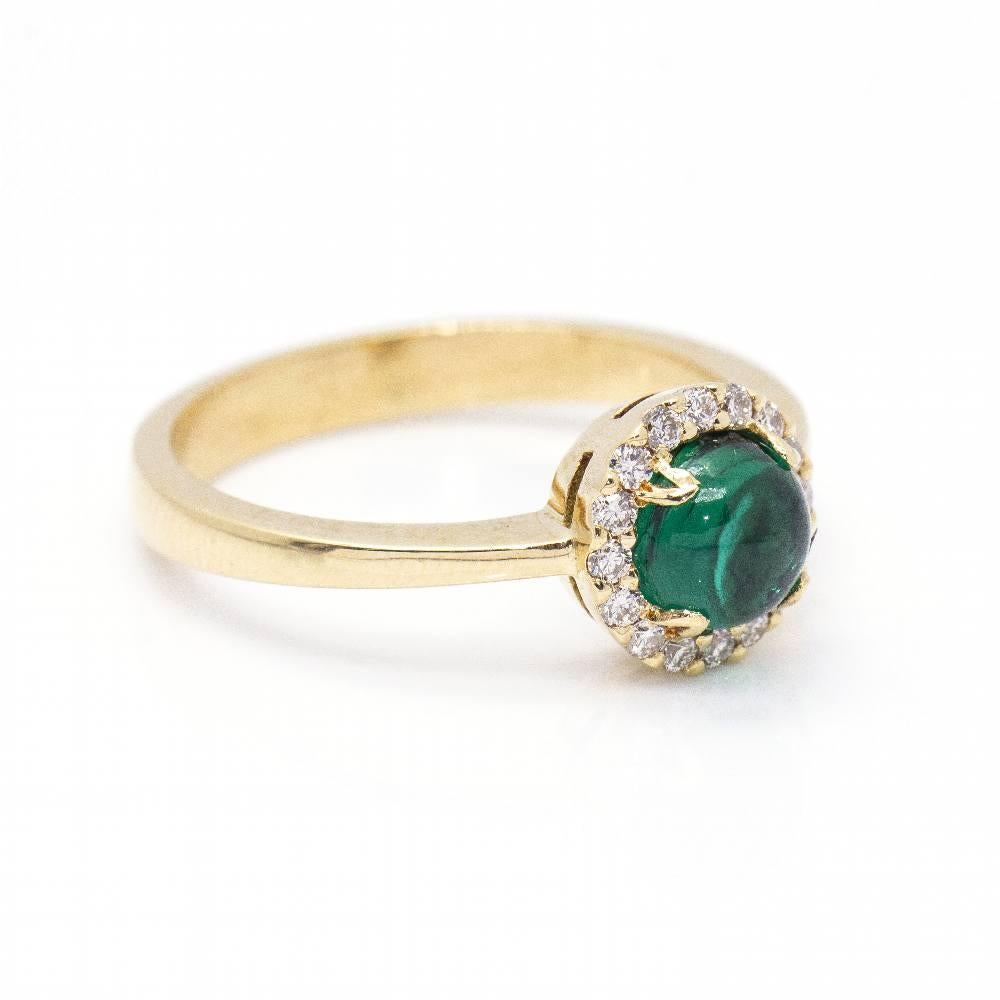 Women's Yellow Gold Ring : 16x Brilliant Cut Diamonds with a total weight of 0,17cts in H/VS quality and 1x 6mm l cabochon cut Emerald Size 14 : 18kt Yellow Gold : 4,40 grams : Brand New : Ref: D360098