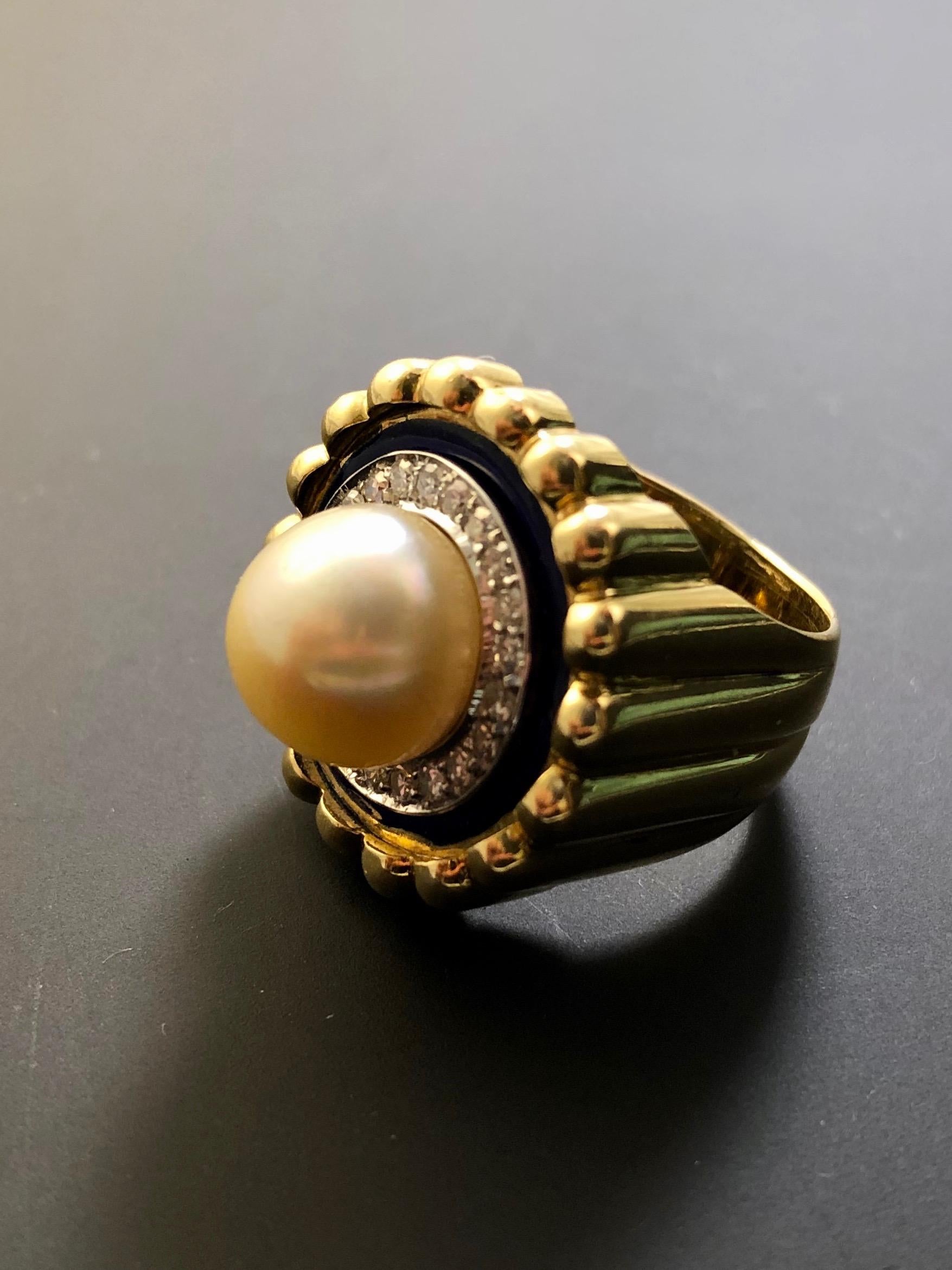 Vintage ring
Material 18k yellow gold
Diamonds brilliant cut
Pearl
Weight 18,33 grams
Size EU 16 - US 7.75