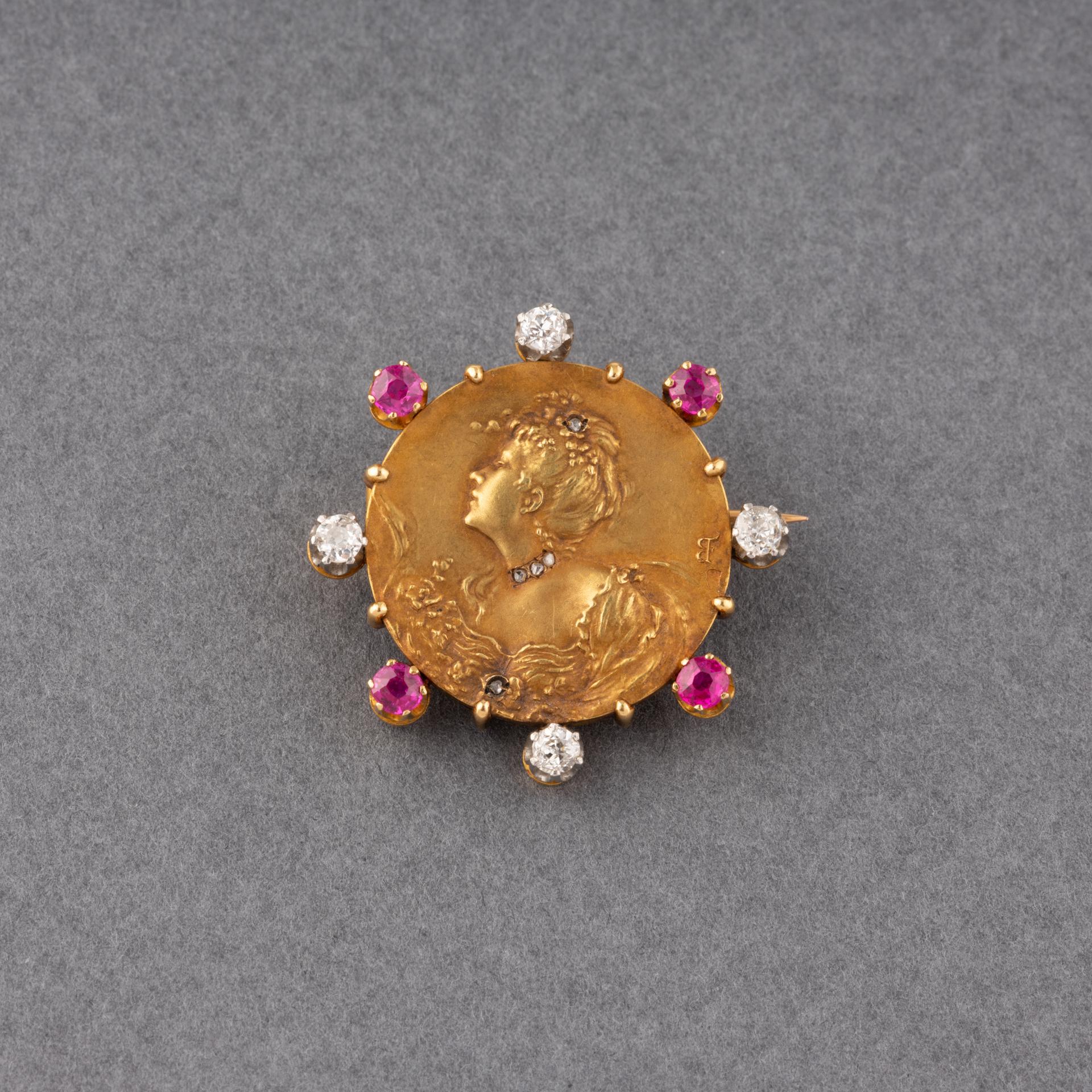A lovely French Antique brooch, representing a Milady. 
Made in France circa 1900, Belle Epoque era. Made in yellow gold 18k (Mercure Hallmark, it was for jewels made for export).
Set with 4 Old European cut diamonds and Rubies.
Each diamond weights