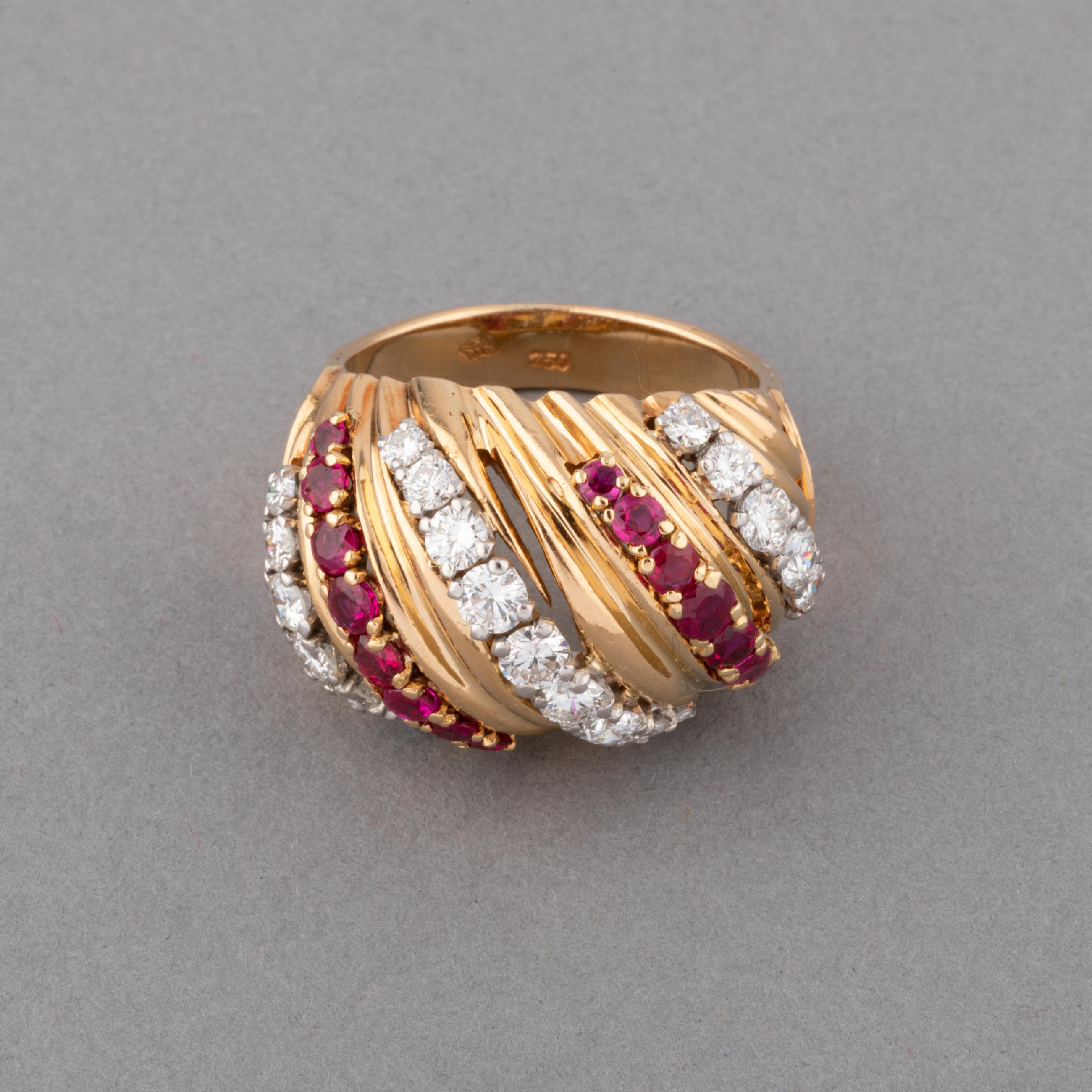 One lovely vintage ring, made circa 1960.
Made in yellow gold 18k, set with round diamonds and rubies. The diamonds weights 1.20 carats approximately.
Ring size is 6.75 USA or 54 Europe.