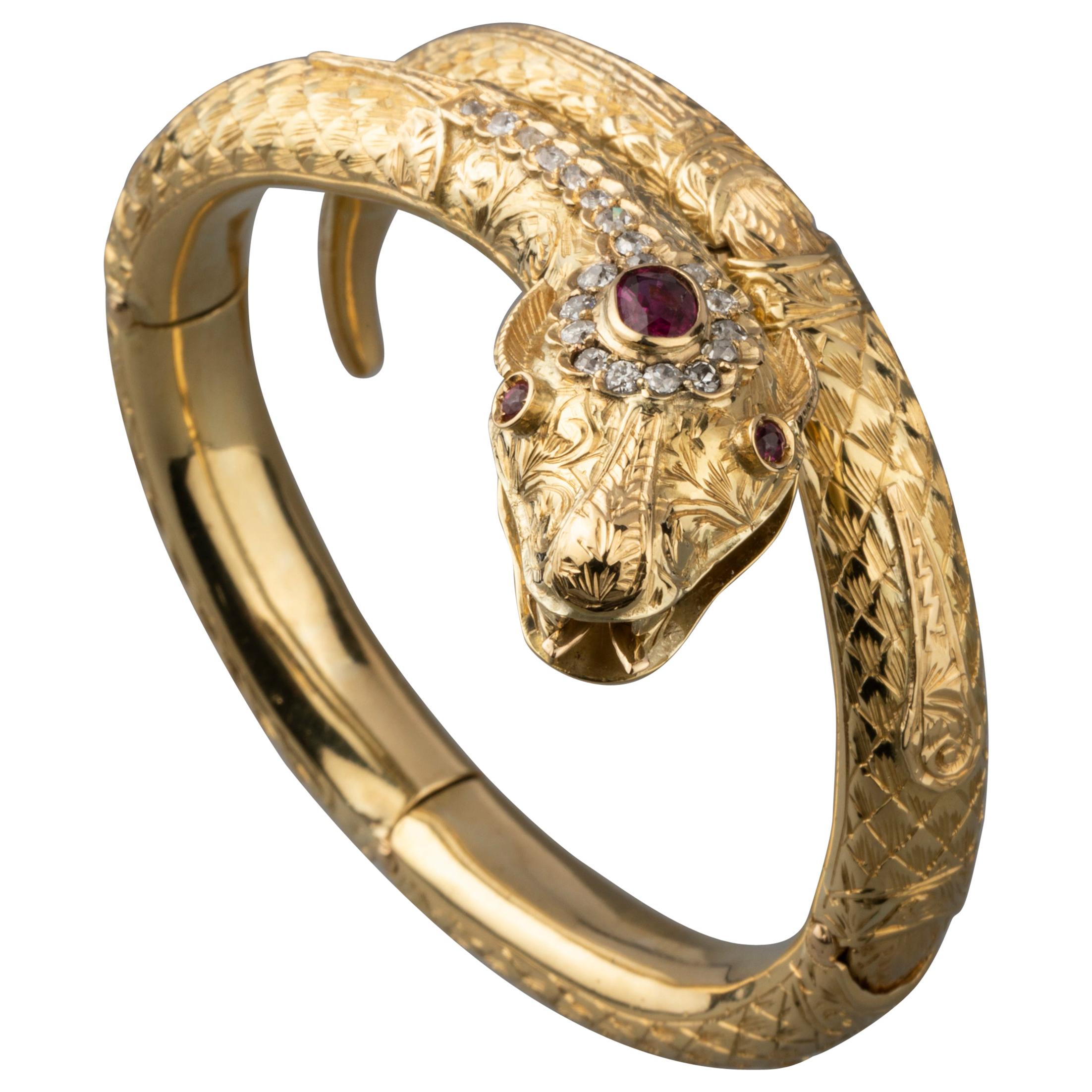 Beautiful vintage Snake bracelet. French made circa 1950.
Made in yellow gold 18k, set with diamonds (1 carat estimate total).
The principal ruby weights 1 carat estimate.
Inside diameter is6 * 5 cm, it is average size.
The width is 9mm, it has