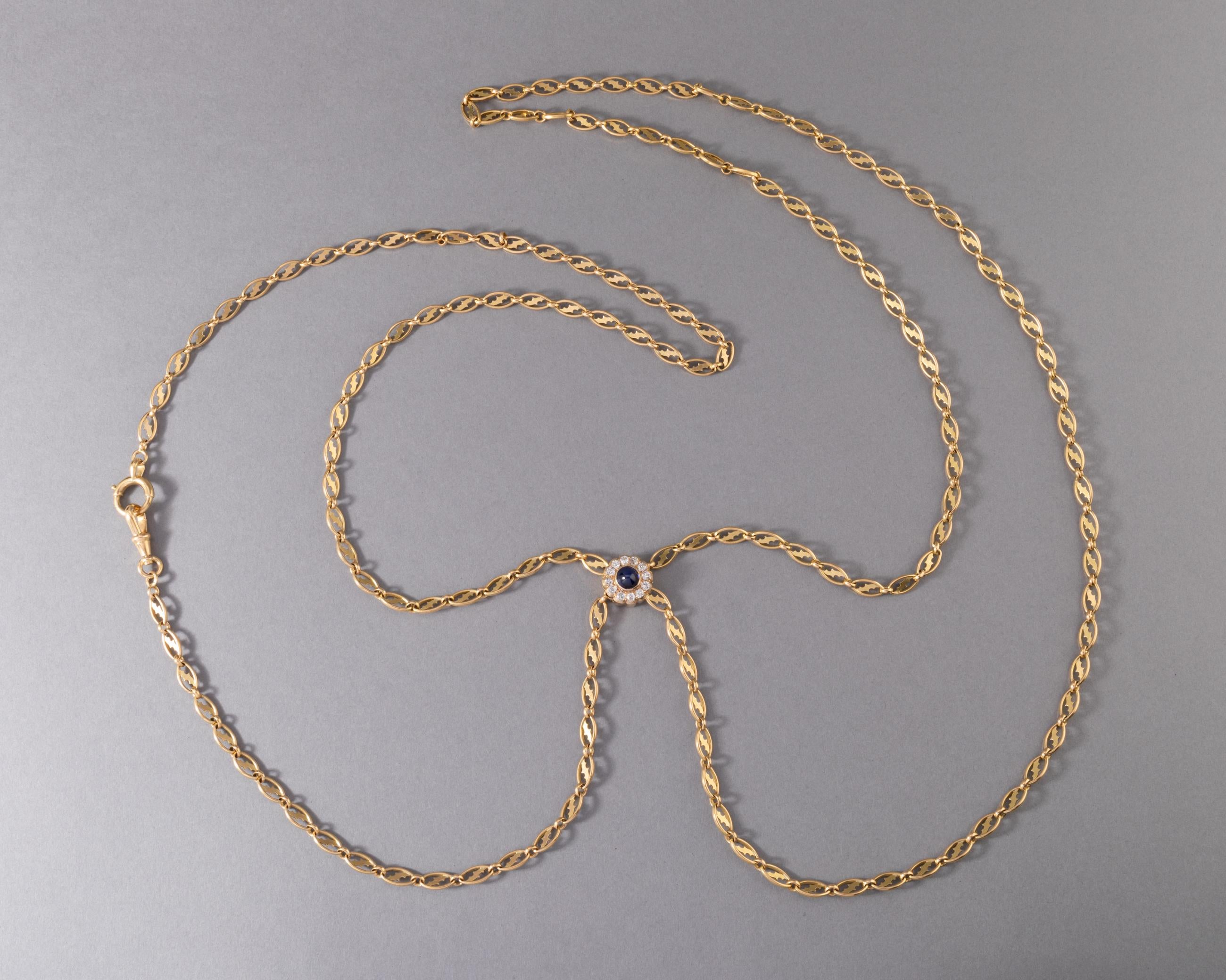 One lovely vintage long gold chain (160 cm).
The chain is made in yellow gold 18, multiple hallmarks (Eagle head, rhino head). 
The coulant is set with a  cabochon sapphire of 1.4 carats approximately. With 0.80 carats arround. The diamonds are old