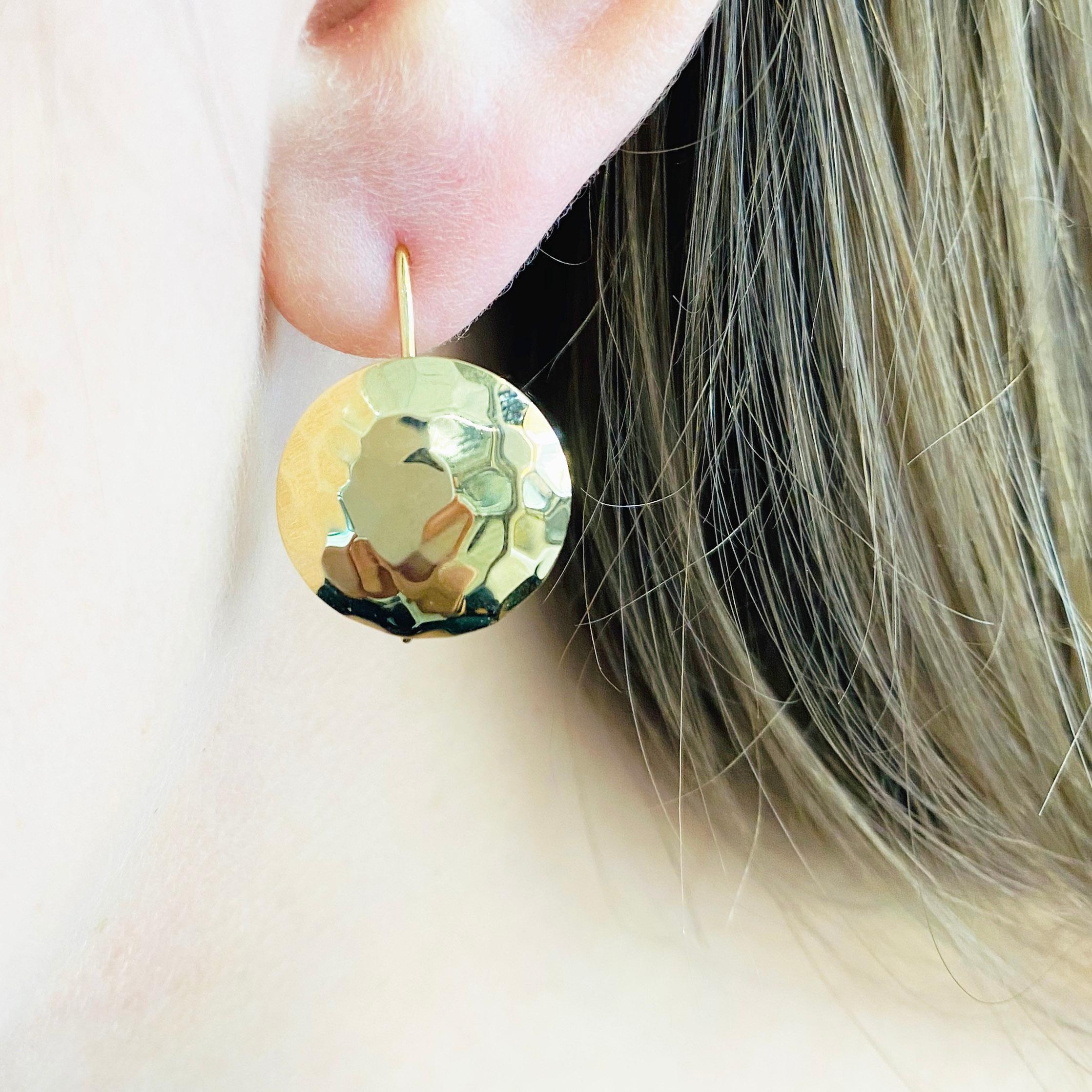 Diese atemberaubenden gehämmerten Ohrringscheiben aus 14 Karat Gelbgold sorgen für einen Look, der sowohl trendy als auch klassisch ist. Diese Ohrringe sind ein großartiges Accessoire für Ihre Sammlung und können sowohl zu Freizeitkleidung als auch