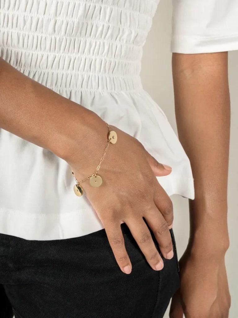 Bracelet disque en or avec charms en saphir Pour femmes en vente