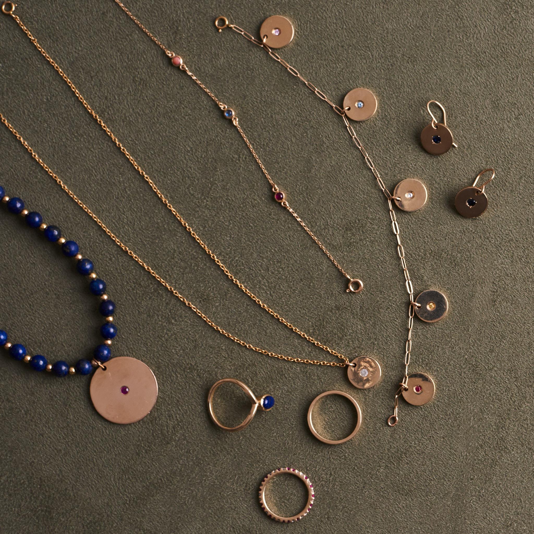 Bracciale con dischi d'oro e charms in zaffiro in vendita 2