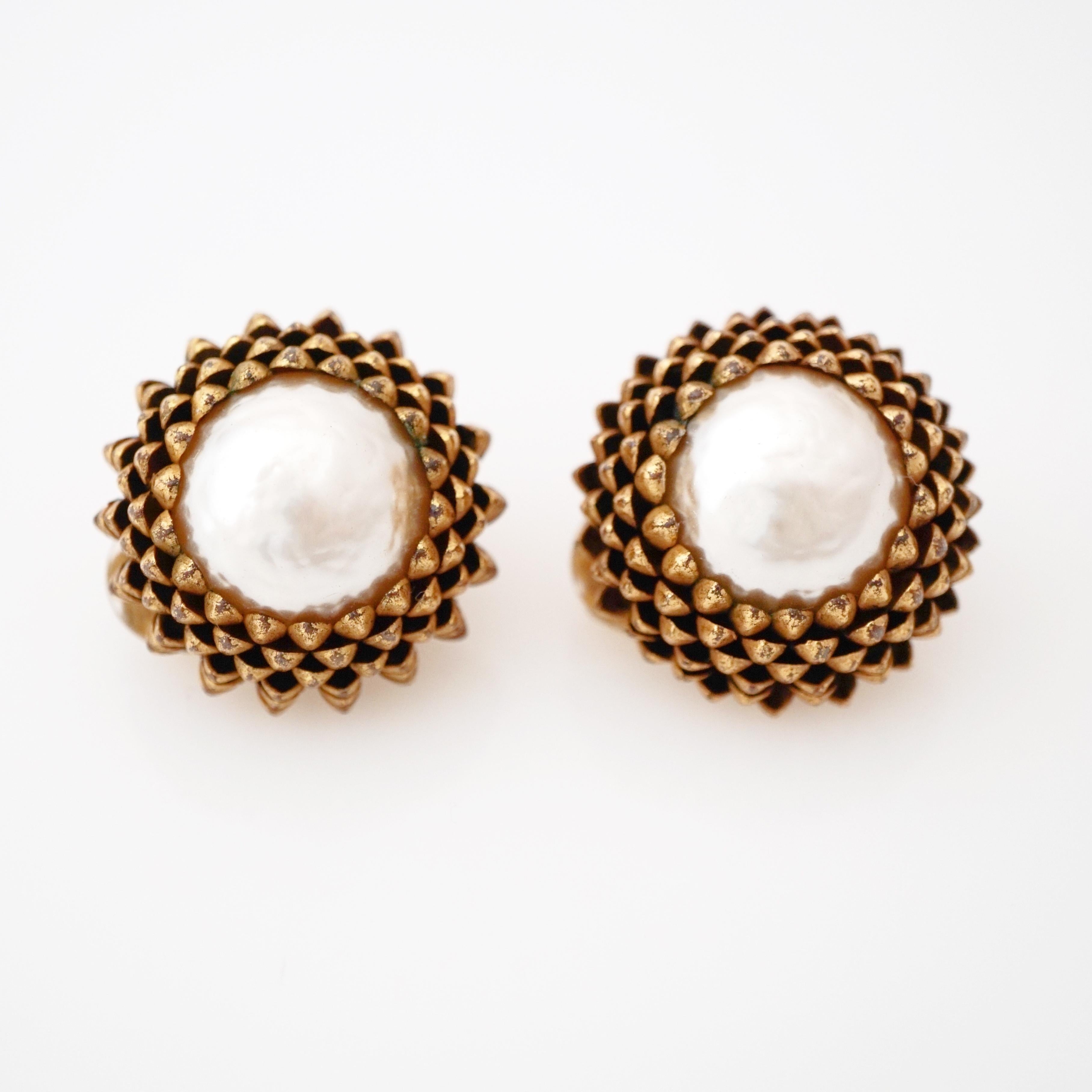 - Vintage item

- Collectible costume jewelry piece from the mid-century

- Each earring measures 1