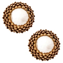Boucles d'oreilles Dome en or avec perles baroques par Miriam Haskell, années 1950