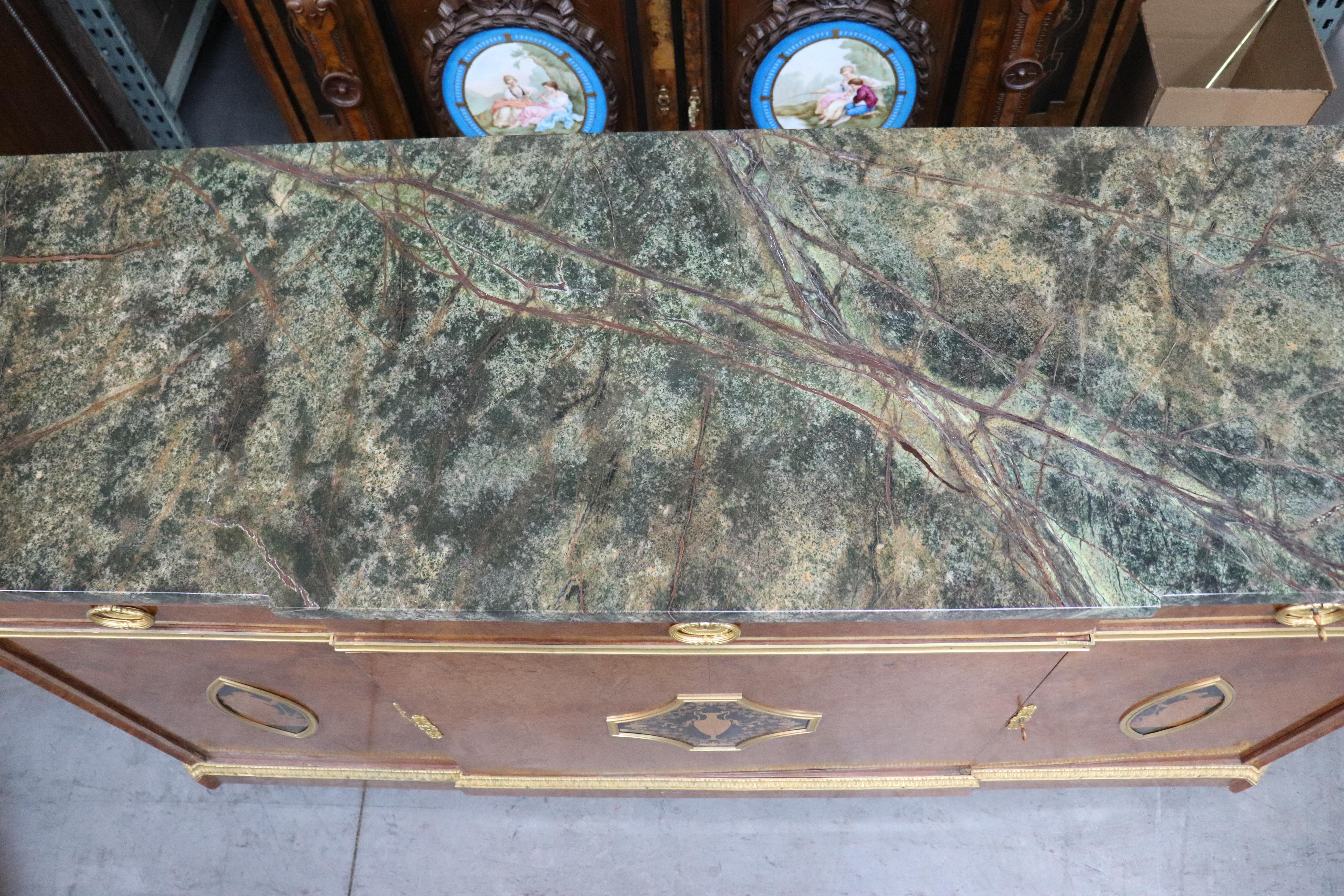 Buffet Francés con Espejo y Tapa de Mármol Verde Maison Forest en Bronce Dorado Luis XVI en venta