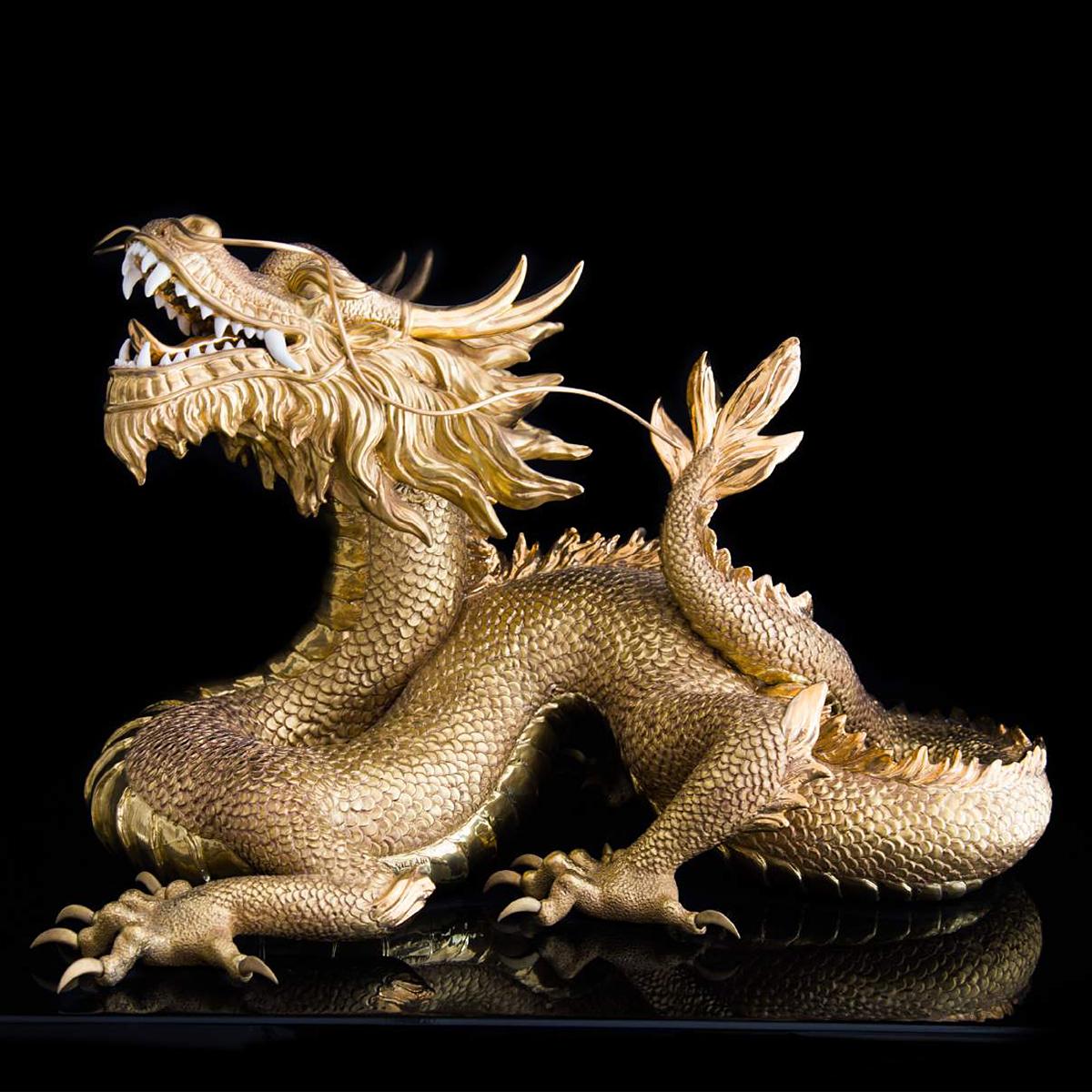 Sculpture dragon d'or tous fabriqués en
porcelaine et plaqué or 24 carats.
Avec moustaches en laiton poli plaqué or.
Pièce exceptionnelle.