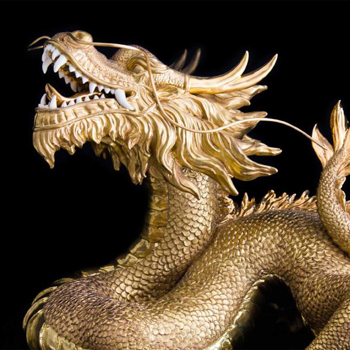 italien Sculpture de dragon en or en vente