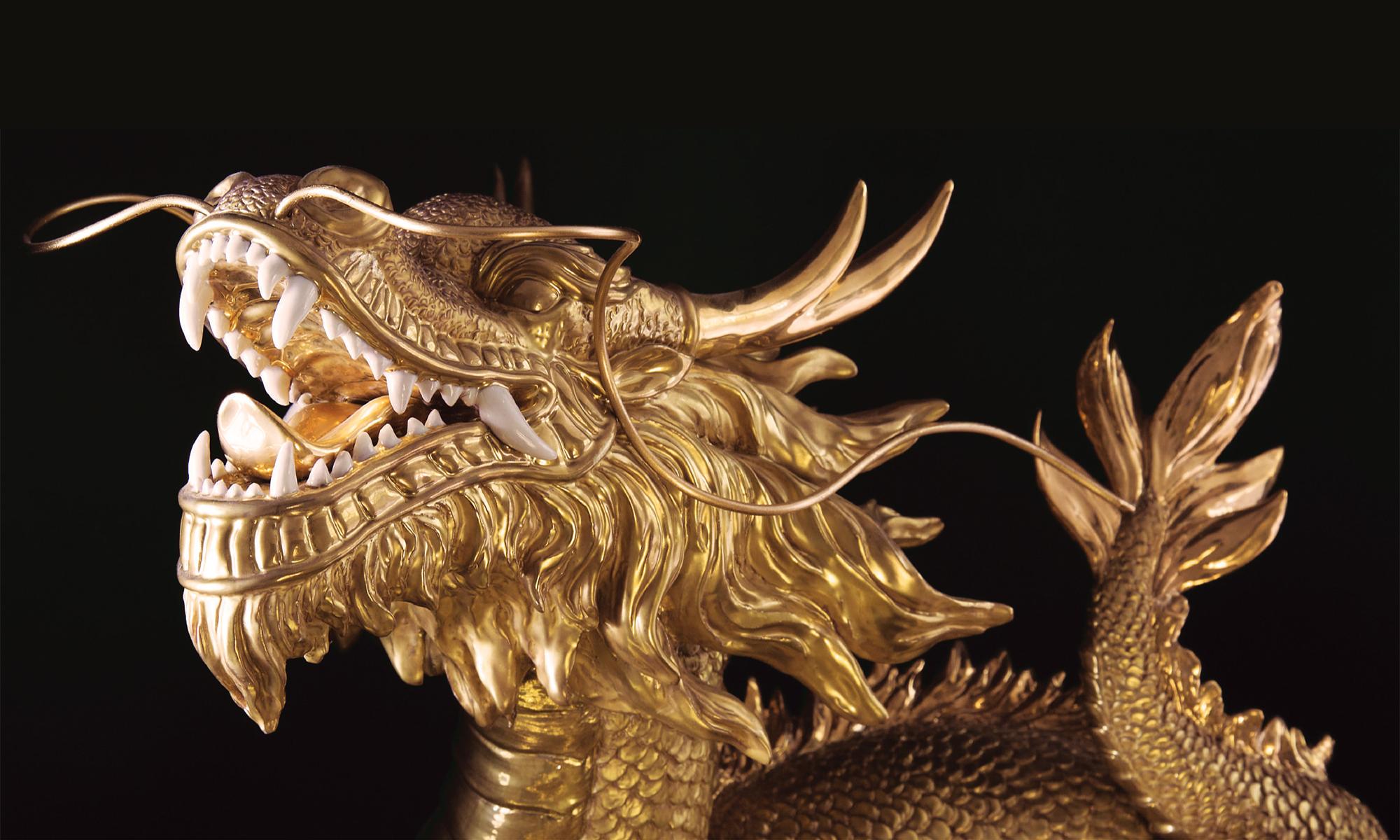 Sculpture de dragon en or en vente 1