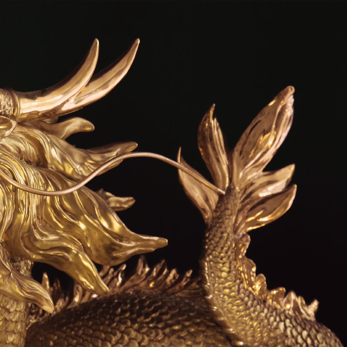 Sculpture de dragon en or en vente 2