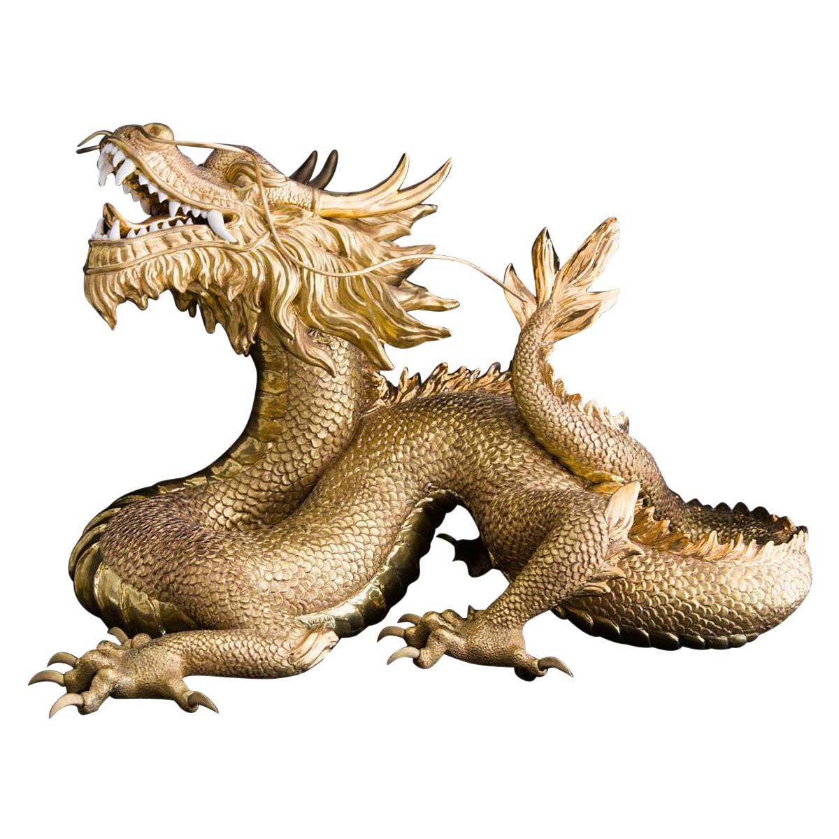 Sculpture de dragon en or en vente