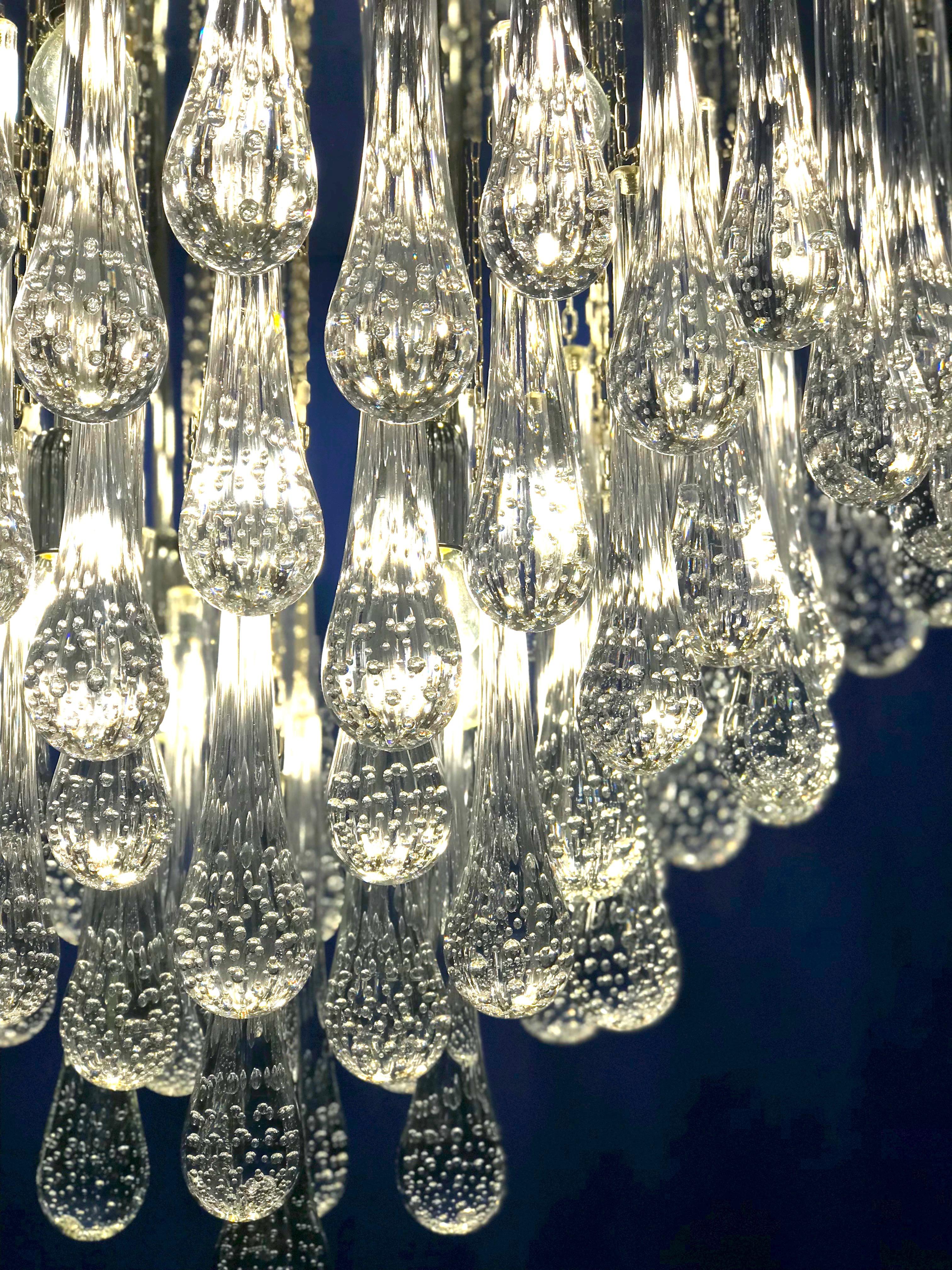 Vetro soffiato Lampadario in vetro di Murano con goccia d'oro o a incasso in vendita