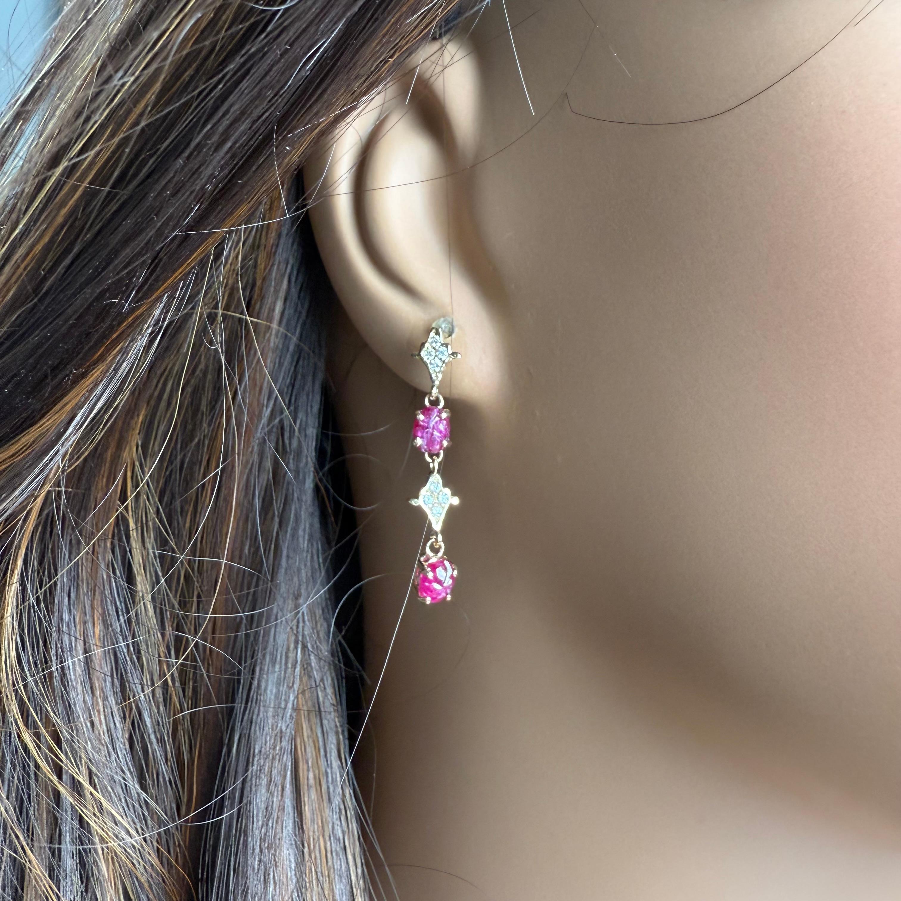 Gold Drop Diamond Earrings with GIA-Certified No-Heat Carved Burma Rubies Corte cojín en venta