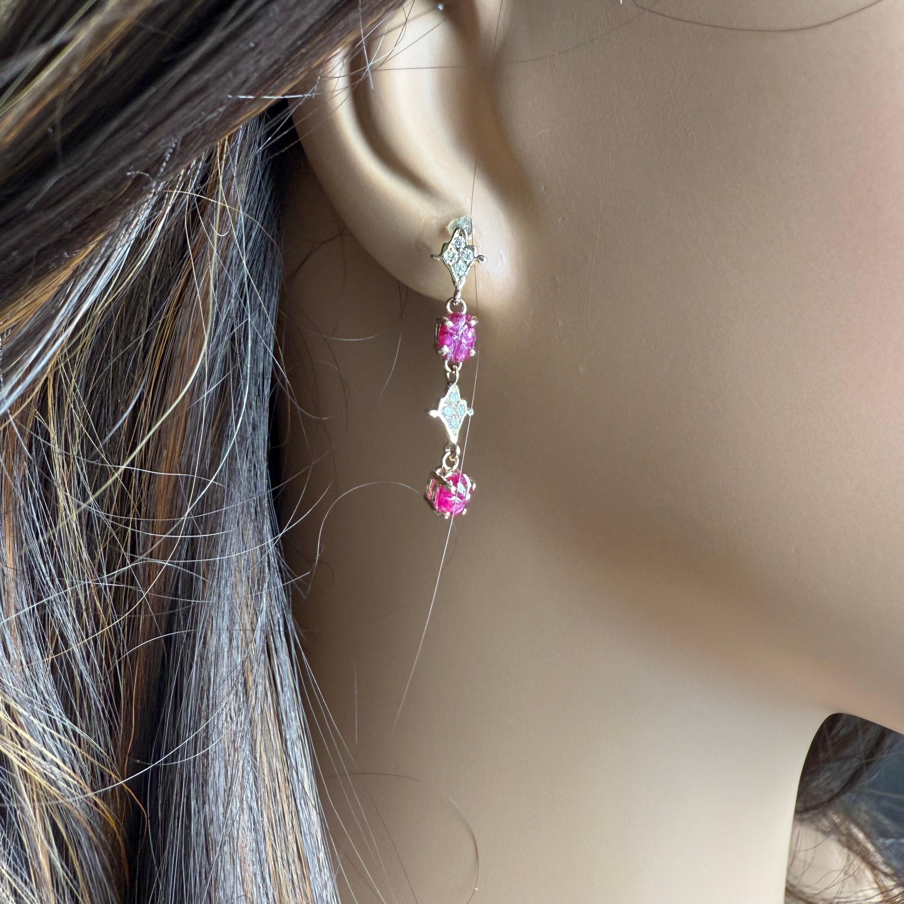 Femenino o masculino Gold Drop Diamond Earrings with GIA-Certified No-Heat Carved Burma Rubies en venta