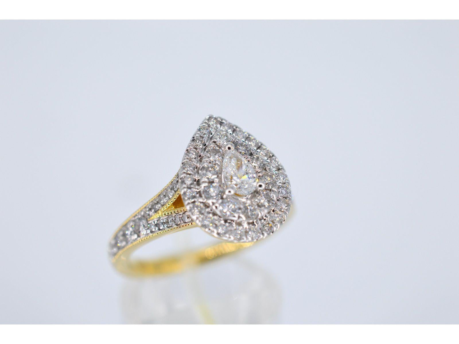 Taglio brillante Anello Entourage a forma di goccia in oro con diamanti in vendita