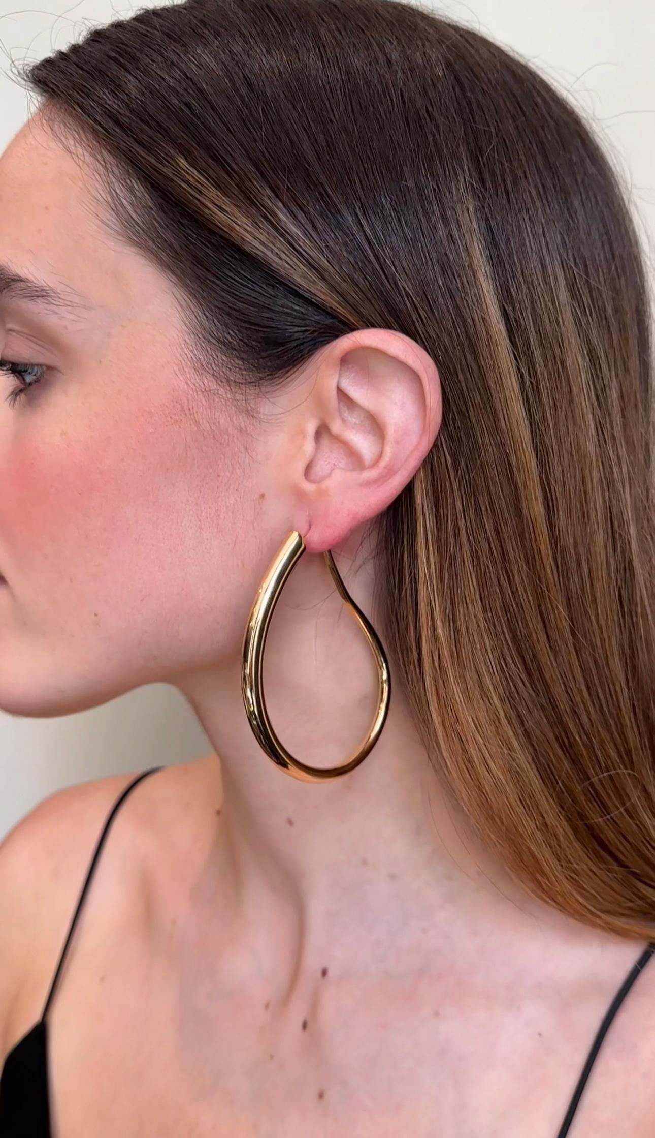 Gold Droplet Hoop Earrings In New Condition For Sale In New York, NY