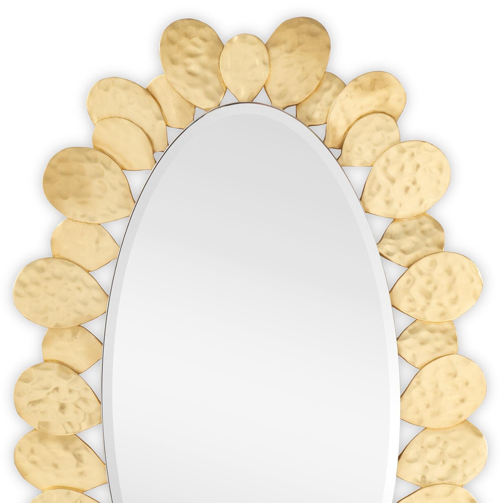 Mirror gold drops with frame structure in solid wood
in gold leaf paint finish. With oval bevelled edge glass mirror.
Also available in silver leaf paint finish on request.
Available in :
L 66 x D 05 x H 105cm, price: 3650,00€.
L 82 x D 05 x H