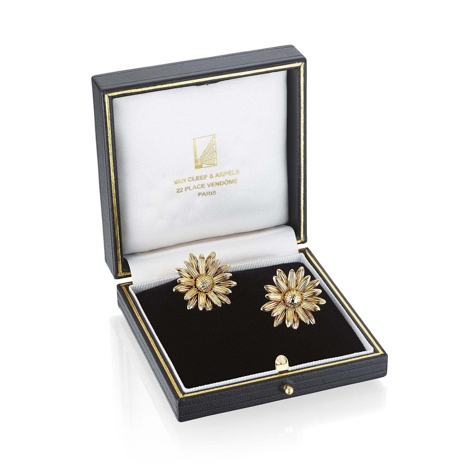 Van Cleef & Arpels Gold Daisy Ear Clips circa 1950 Paris, Péry et Fils In Good Condition For Sale In New York, NY