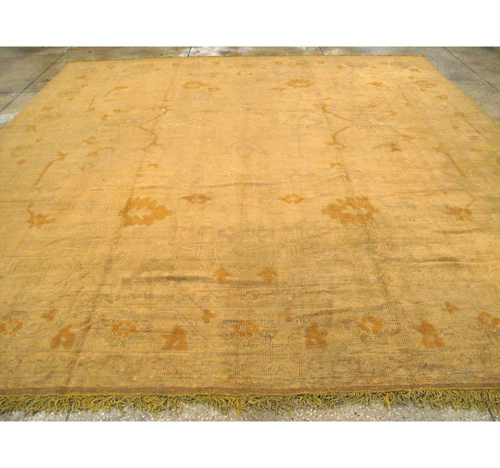 Gold Frühes 20. Jahrhundert Handgefertigter Türkischer Oushak Großer Quadratischer Teppich in Zimmergröße im Zustand „Gut“ im Angebot in New York, NY