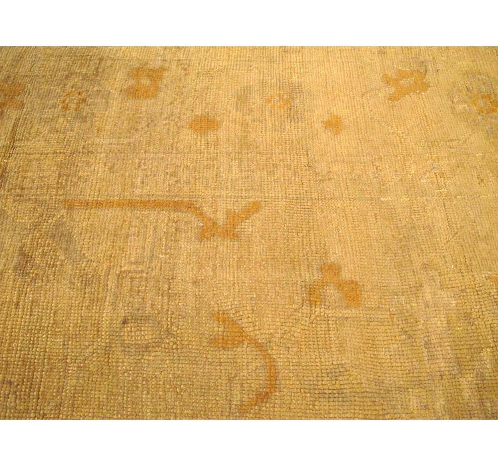 Gold Frühes 20. Jahrhundert Handgefertigter Türkischer Oushak Großer Quadratischer Teppich in Zimmergröße im Angebot 2