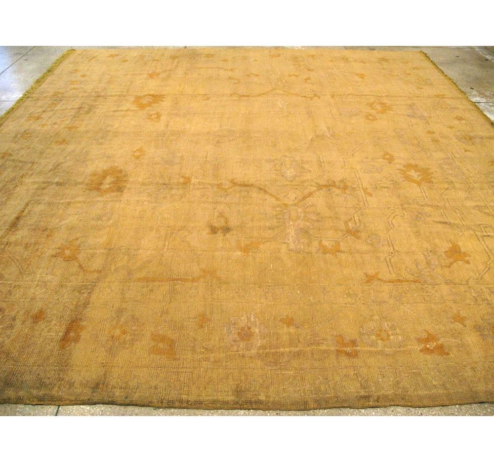 Tapis turc Oushak doré du début du 20ème siècle:: fait à la main:: grand format carré pour une pièce en vente 1