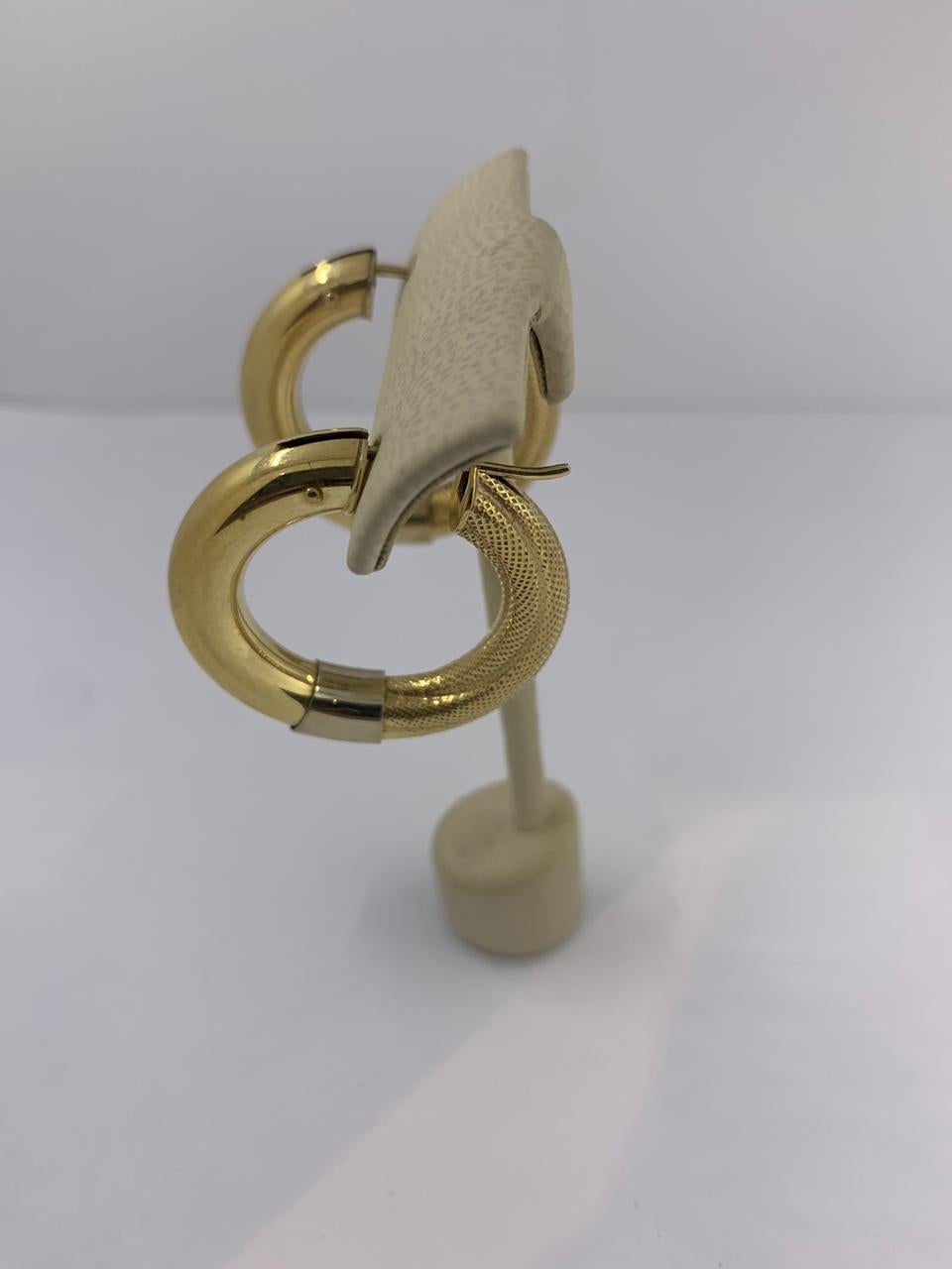 Gold-Ohrringe 14Kt
Ohrringe aus Weiß- und Gelbgold mit Pinsel und einfarbig
12-10024